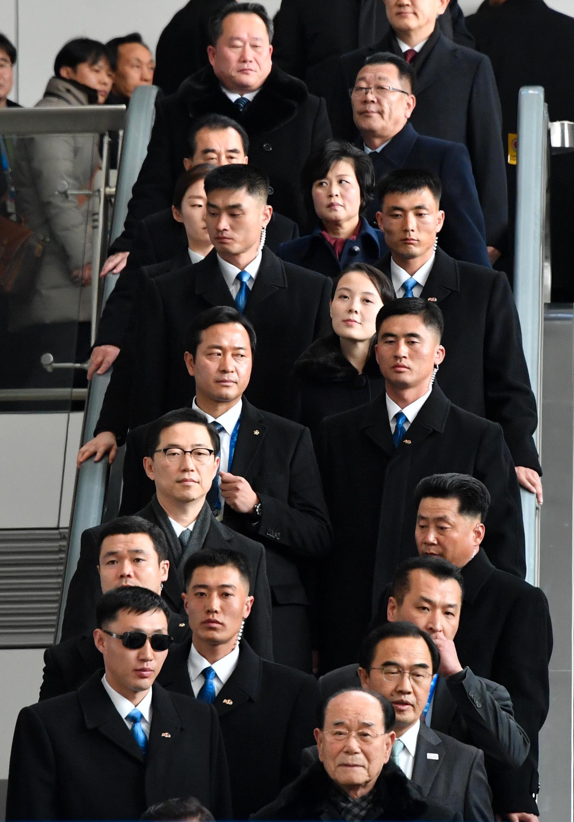 Kim Yo-jong anländer till Sydkorea tillsammans med livvakter
