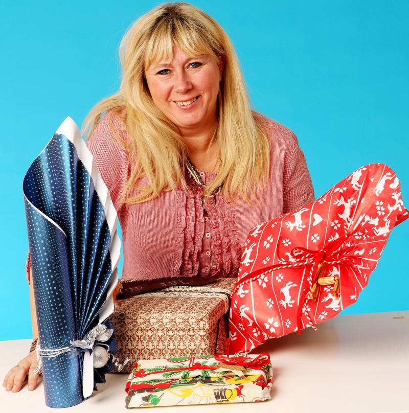 klappat och klart Annica Thorberg, Gift wrap artist, visar hur du får fina julklappar.