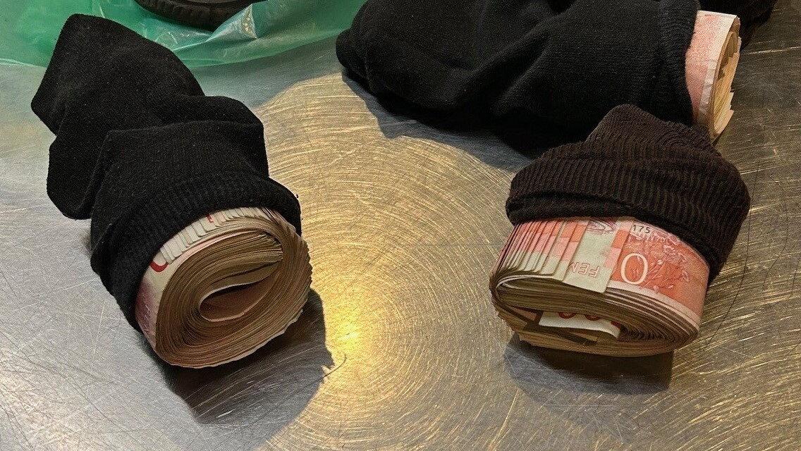 Kontanter gömda i strumpor som togs i beslag på Arlanda hösten 2023. Sammanlagt togs hundratusentals kronor i ärendet som lämnades över till polisen.