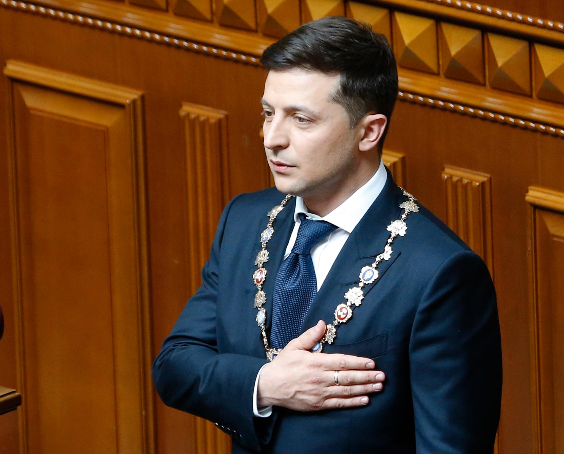 Volodymyr Zelenskyj svärs in som Ukrainas president.