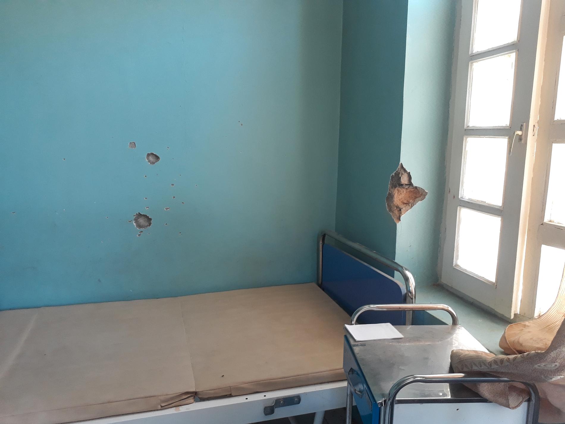 Kulhål i väggarna på Svenska Afghanistankommitténs klinik efter säkerhetsstyrkornas angrepp.