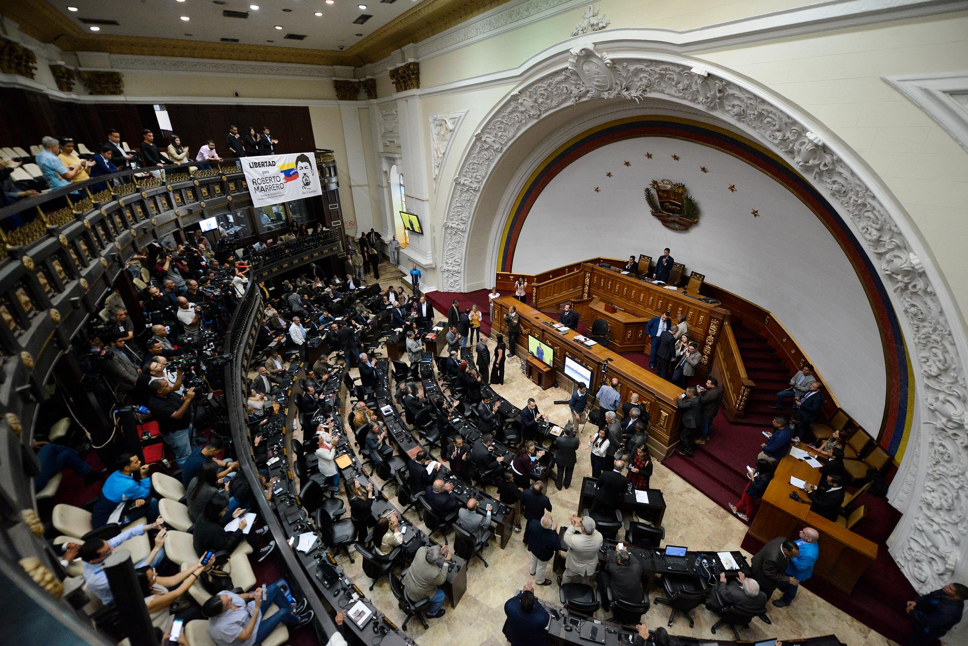 Venezuelas oppositionsledare och självutropade interimspresident Juan Guaidó talar vid ett extrainsatt sammanträde i nationalförsamlingen i Caracas i tisdags.