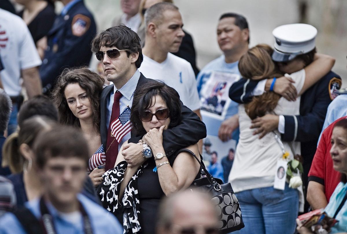 VÄRME Sörjande människor tröstar varandra vid Ground Zero.