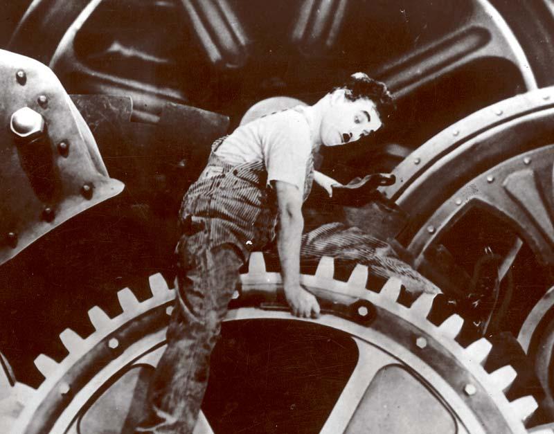 Charlie Chaplin i "Moderna tider" (1936) där han sliter som skruvåtdragare vid löpande bandet på en fabrik.
