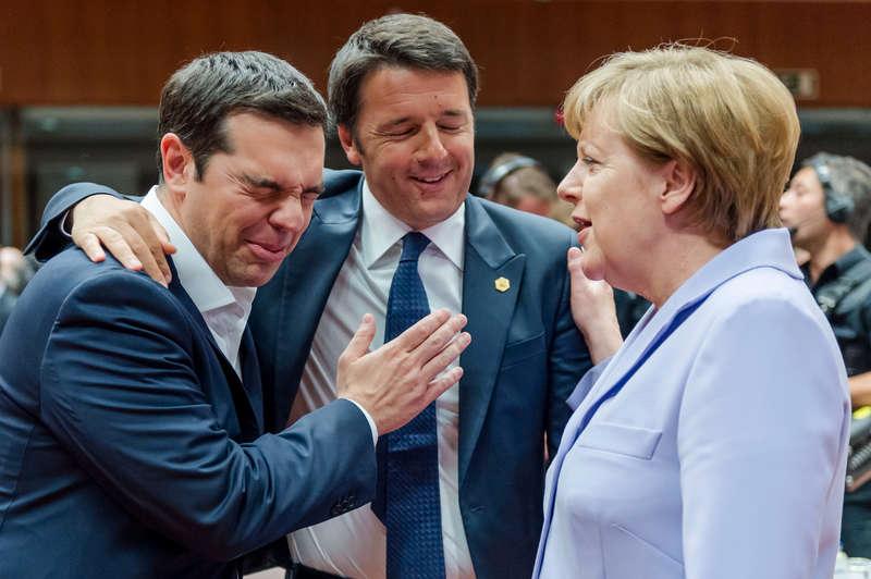 Italiens premiärminister Matteo Renzi i mitten med Greklands premiärminister Alexis Tsipras och Tysklands förbundskansler Angela Merkel i somras.