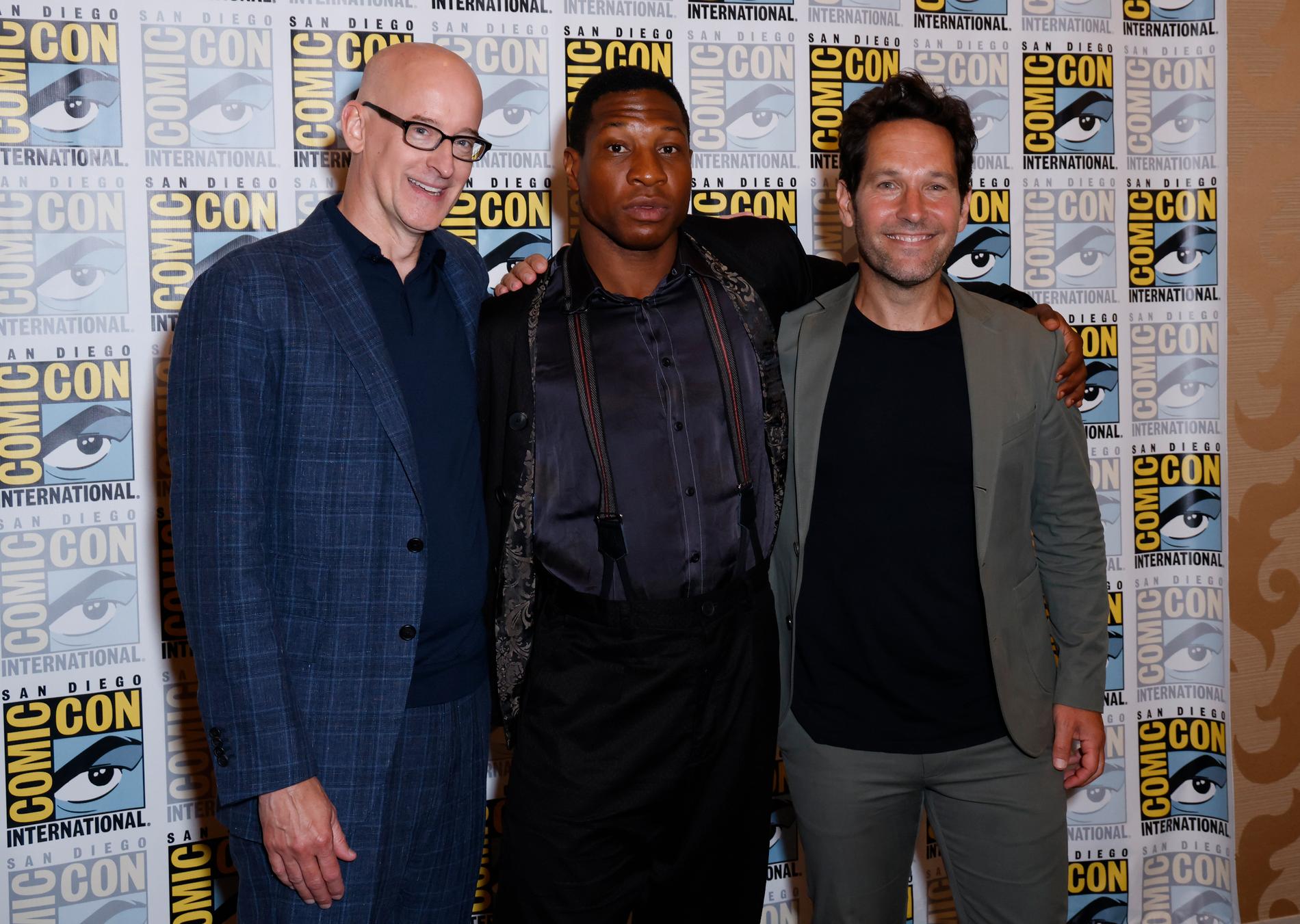 Regissören Peyton Reed tillsammans med Jonathan Majors and Paul Rudd på Comic-Con 2022. Arkivbild.