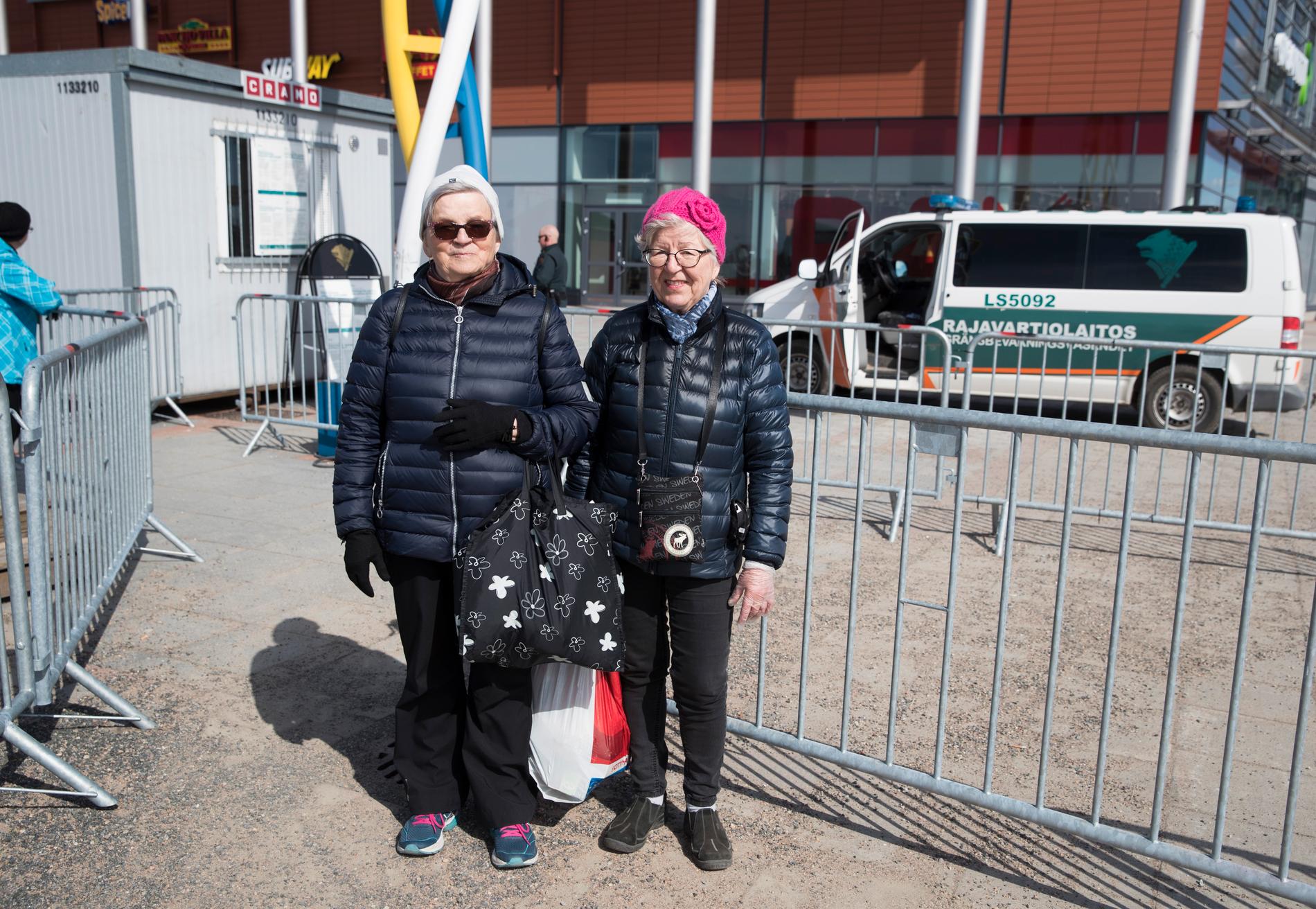 Olga Tauriainen och Helvi Mäntylä (till höger) är tillbaka i Haparanda efter att de varit och handlat i finska Torneå. Som finska medborgare tillåts de under särskilda tillfällen handla över gränserna.