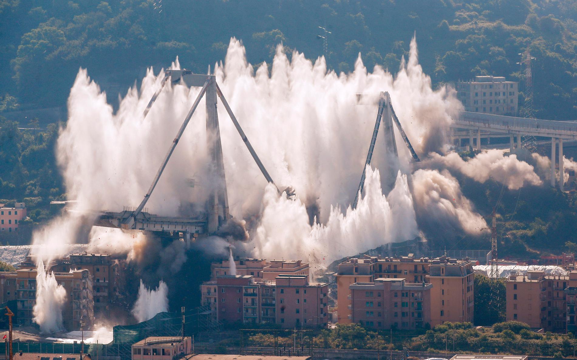 Damm skjuter mot himlen vid den planerade sprängningen av resterna av Morandibron i Genua.