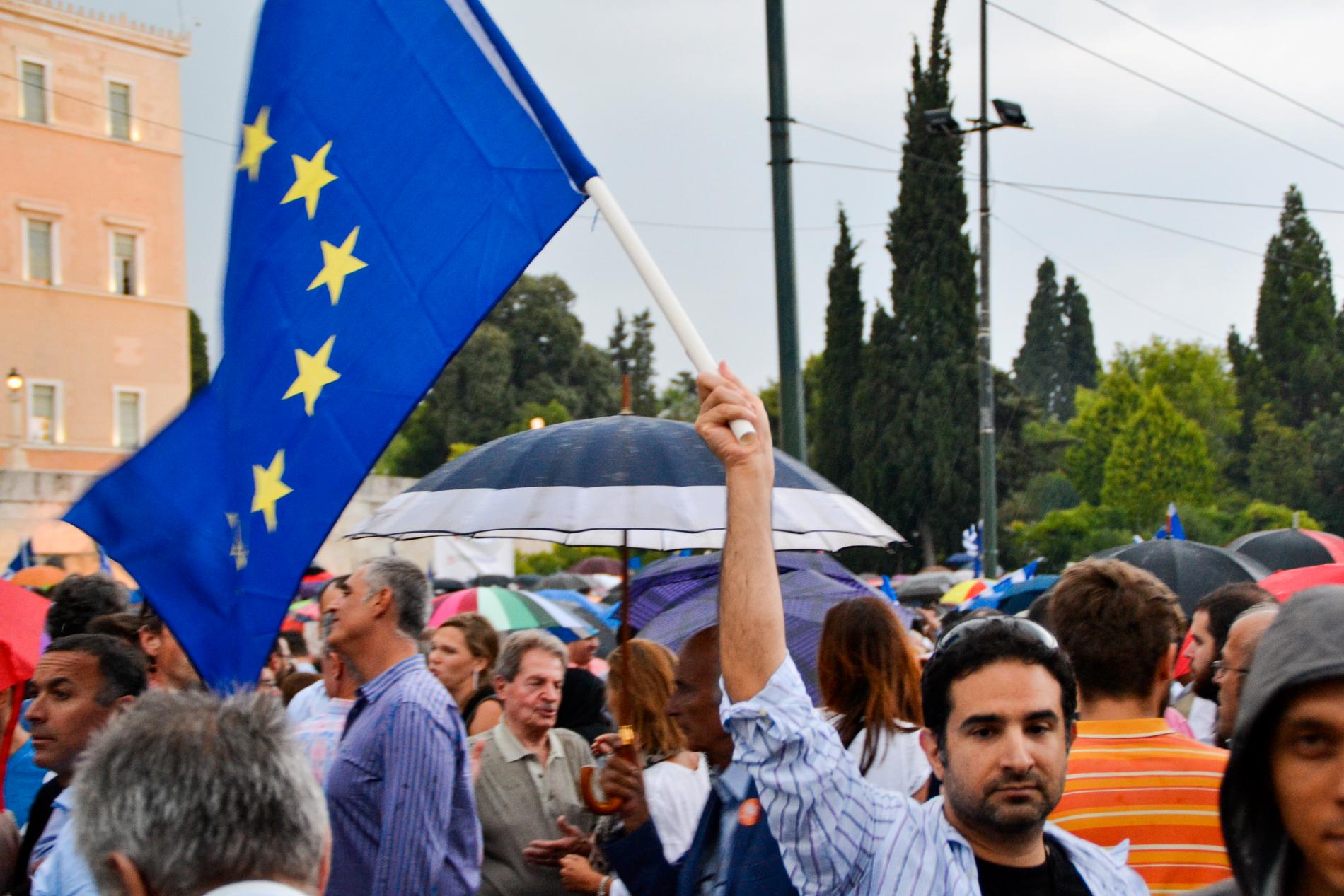 Under tisdagens demonstration på Syntagmatorget vajade EU-flaggorna i luften.