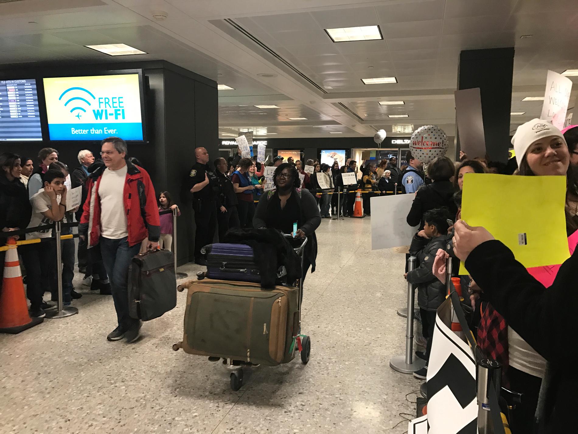 Aktivisterna välkomnar internationella resenärer med jubel och hurrarop