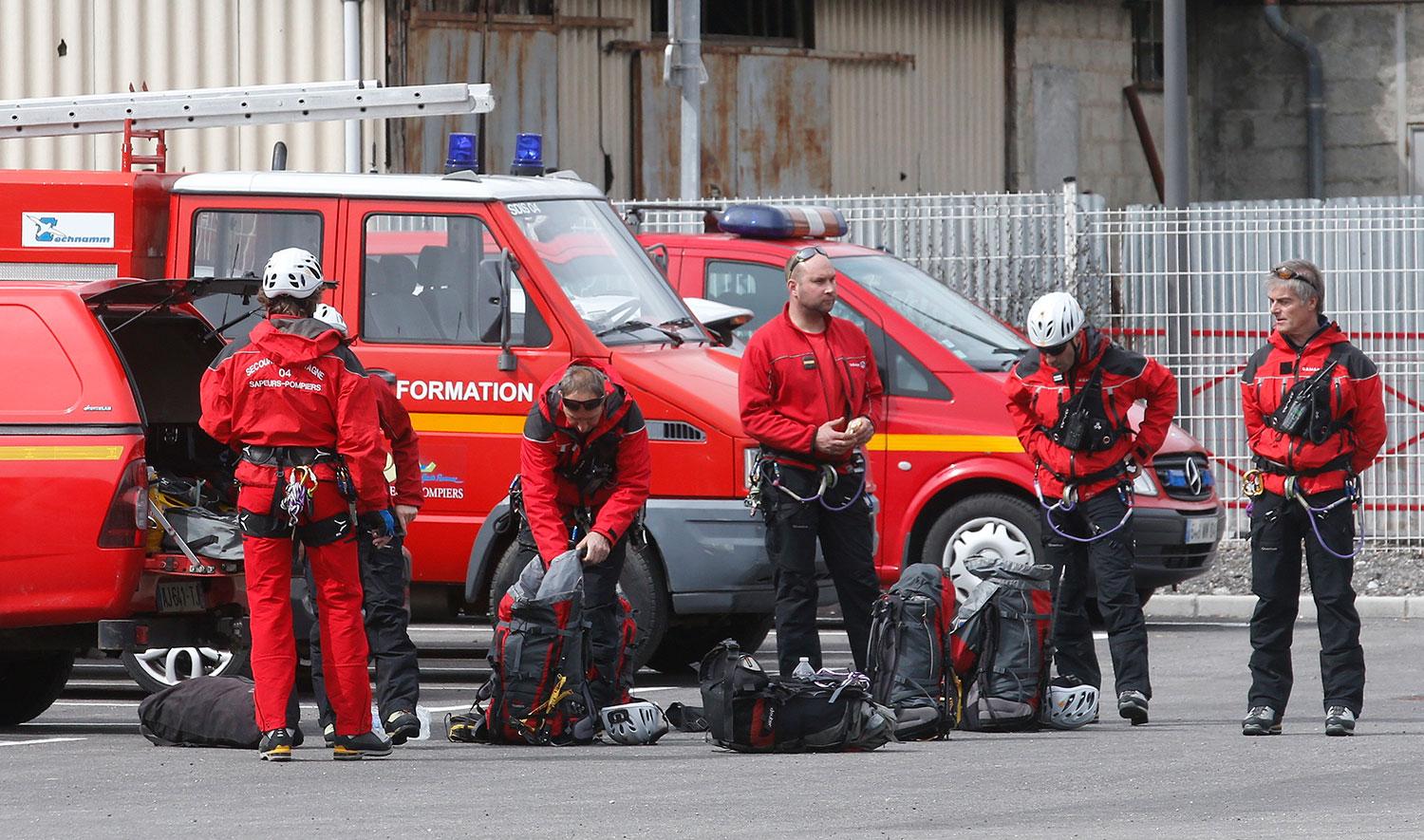Franska brandmän förbereder sig för att åka mot olycksplatsen.