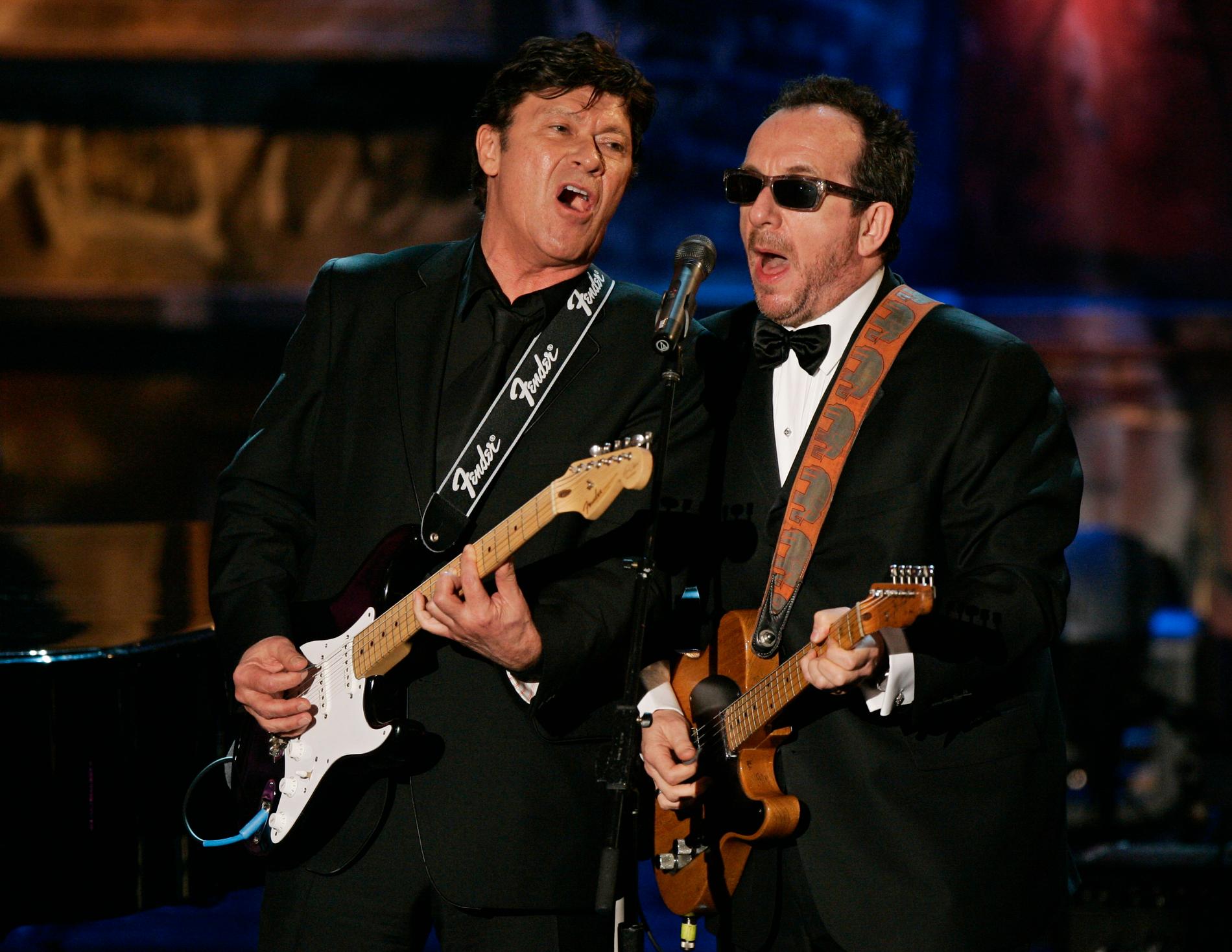 Elvis Costello och Robbie Robertson spelar på invalsceremonin på rock n’ rollens hall of fame. 
