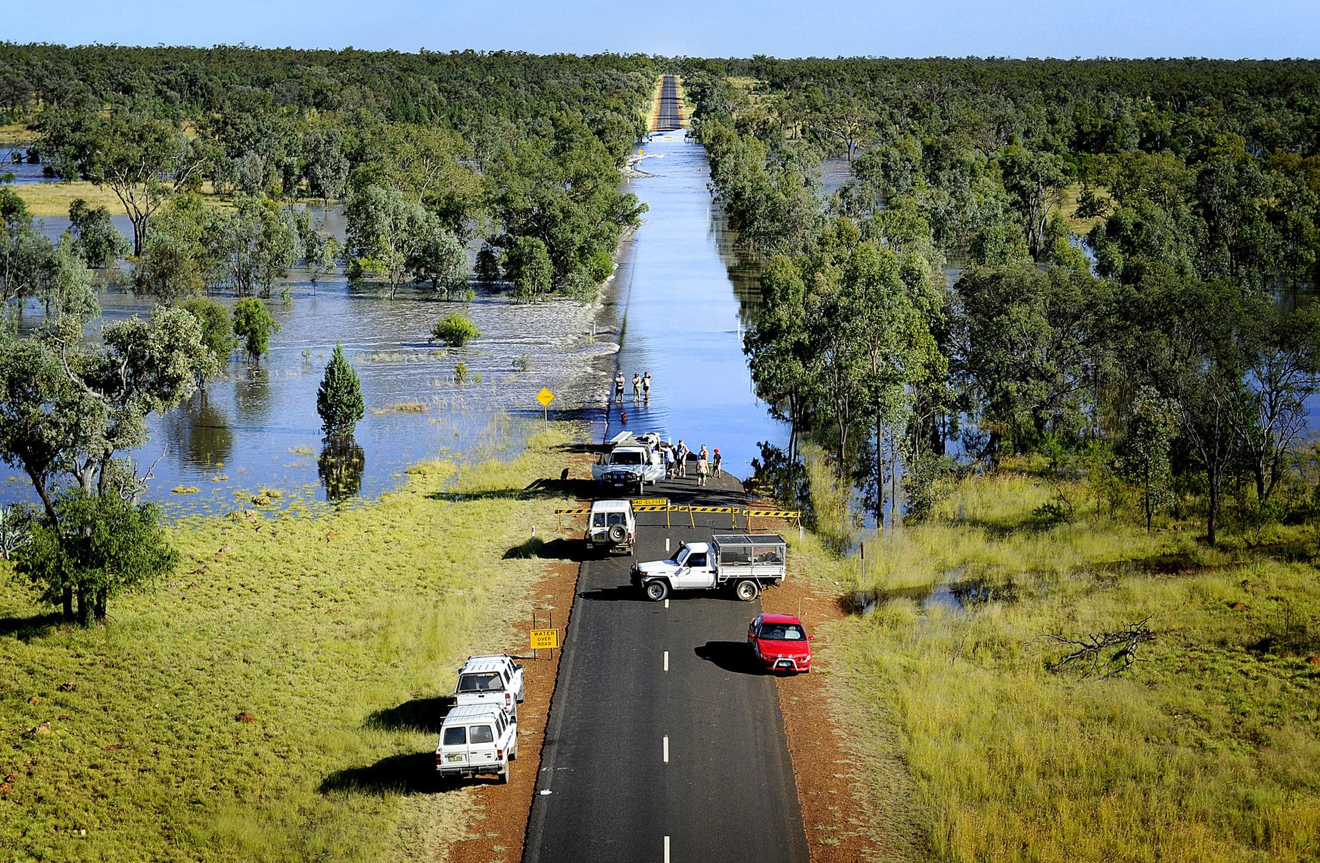 vatten överallt  Byn Goodooga i New South Wales är avskuren från övriga landytor av de enorma översvämningarna. Enligt uppgifter täcks delstaten av vattenmassor som motsvarar Belgien i storlek.