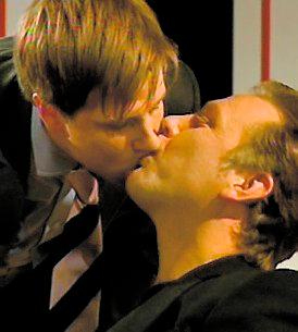 Filip Hammar kysser Mikael Persbrandt i ”Ett herrans liv” - ett av Kanal 5:s program som Johan Westman saknar bland nomineringarna.