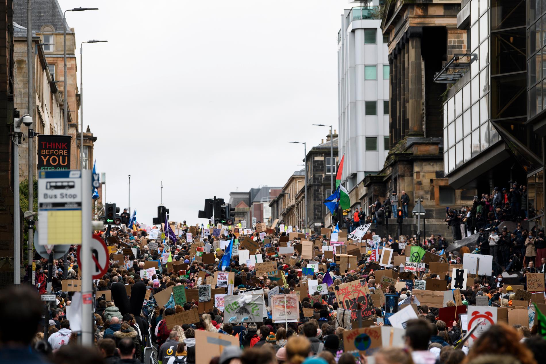 Tusentals deltagare var med i klimatdemonstrationen i Glasgow på fredagen. Under lördagen väntas mellan 50 000 till 100 000 demonstranter samlas i staden.