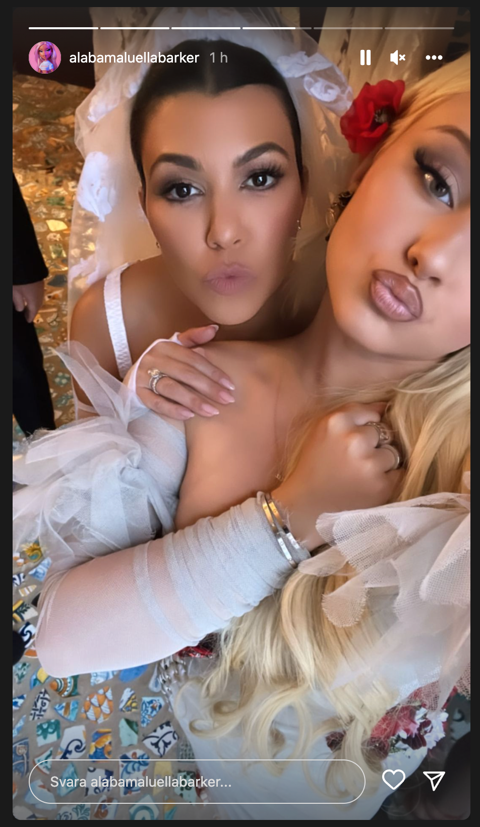 Alabama Luella Barker med bruden Kourtney Kardashian.