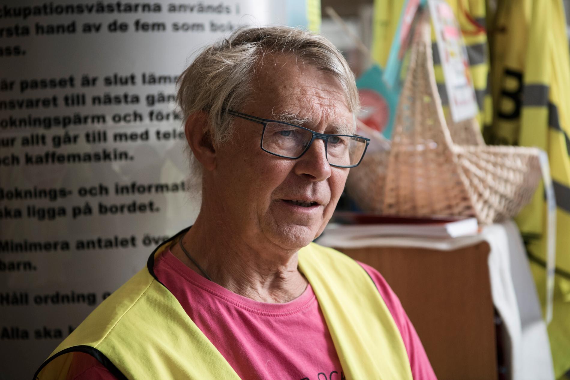 Pensionären Karl Erik Sundström, 74, sitter av sitt pass som ockupant på sjukhuset i Sollefteå. I september har han skrivit upp sig på flera nattpass. ”Vi får ligga på madrassen i entrén, jag har inga problem att somna så det passar mig bra”. 