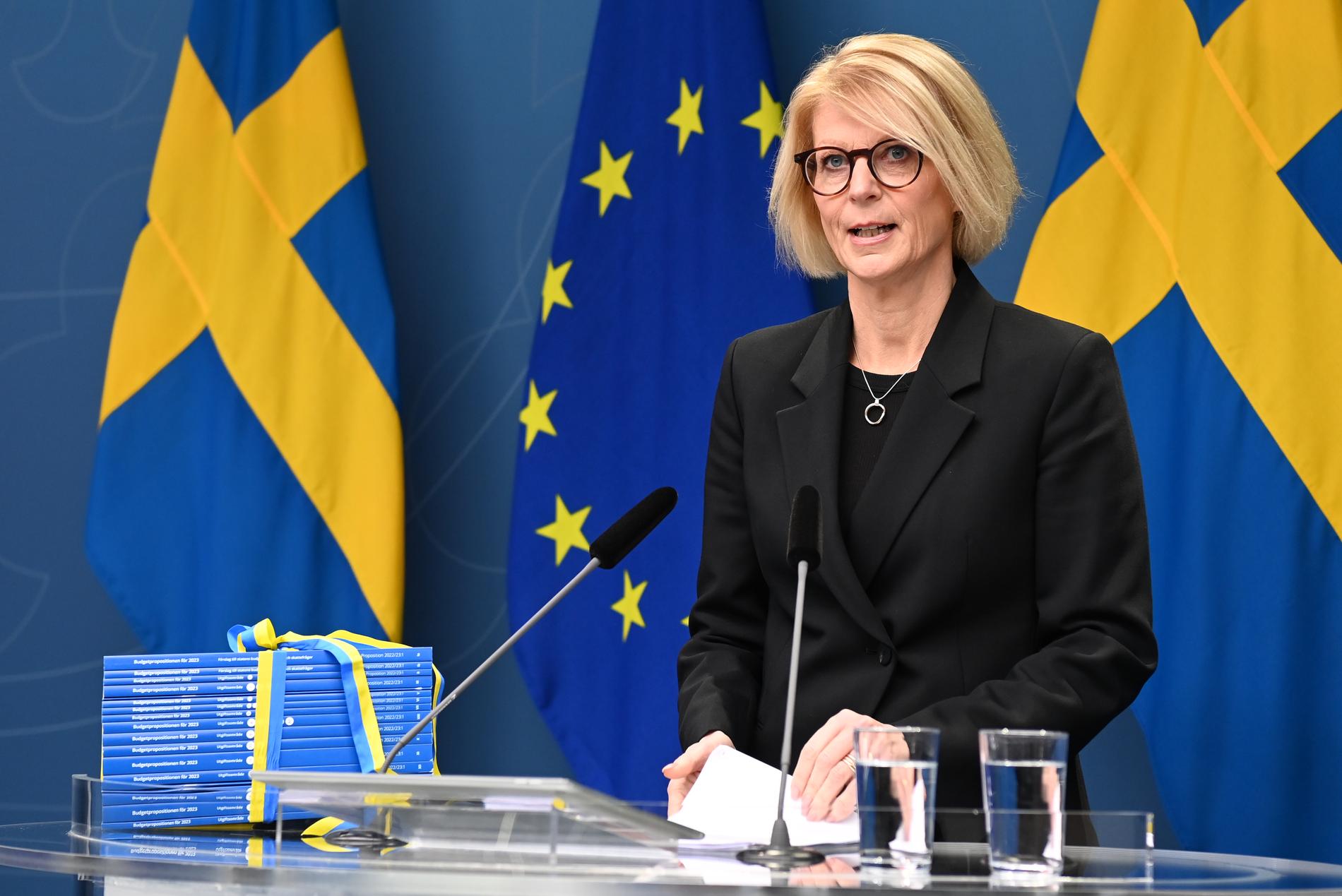 Finansminister Elisabeth Svantesson presenterar den nya regeringens budgetförslag.