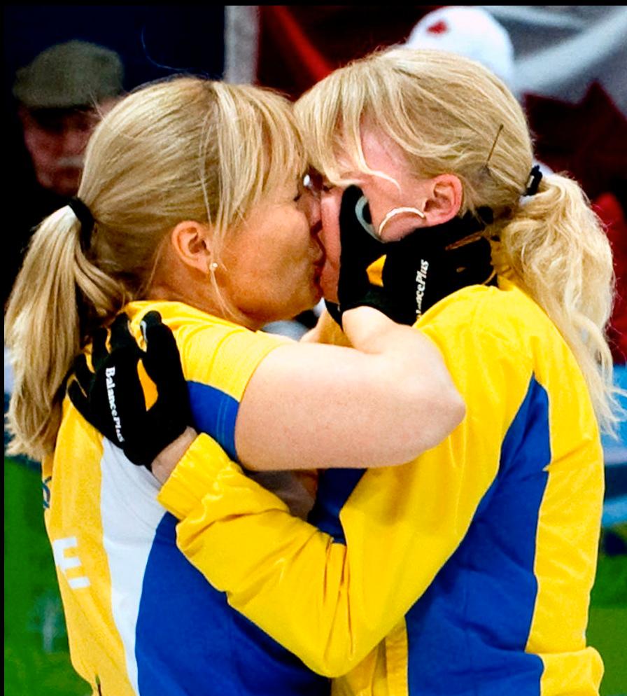 Anette Norberg och Eva Lund efter OS-guldet 2010. FOTO: Scanpix