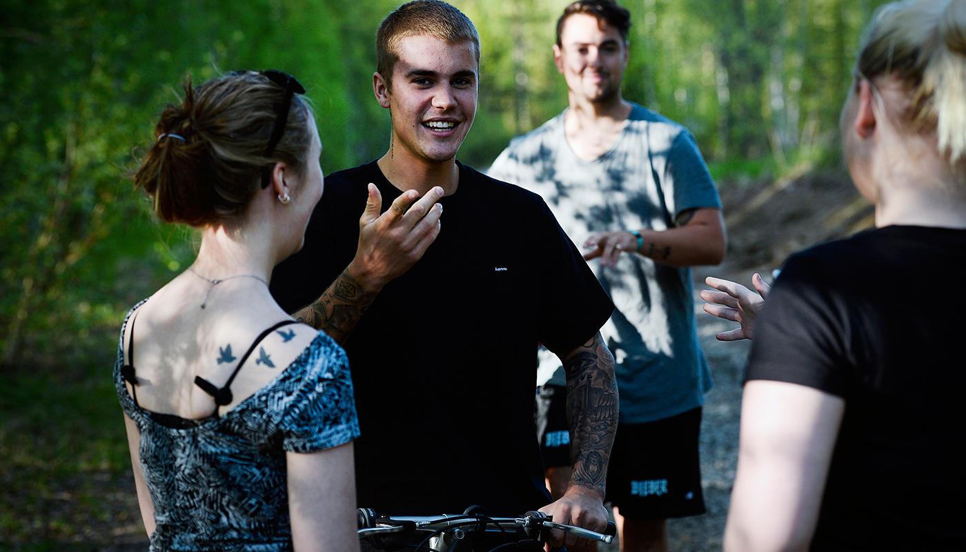 Emma Hånberg och Moa Karlberg träffade Bieber i skogen.