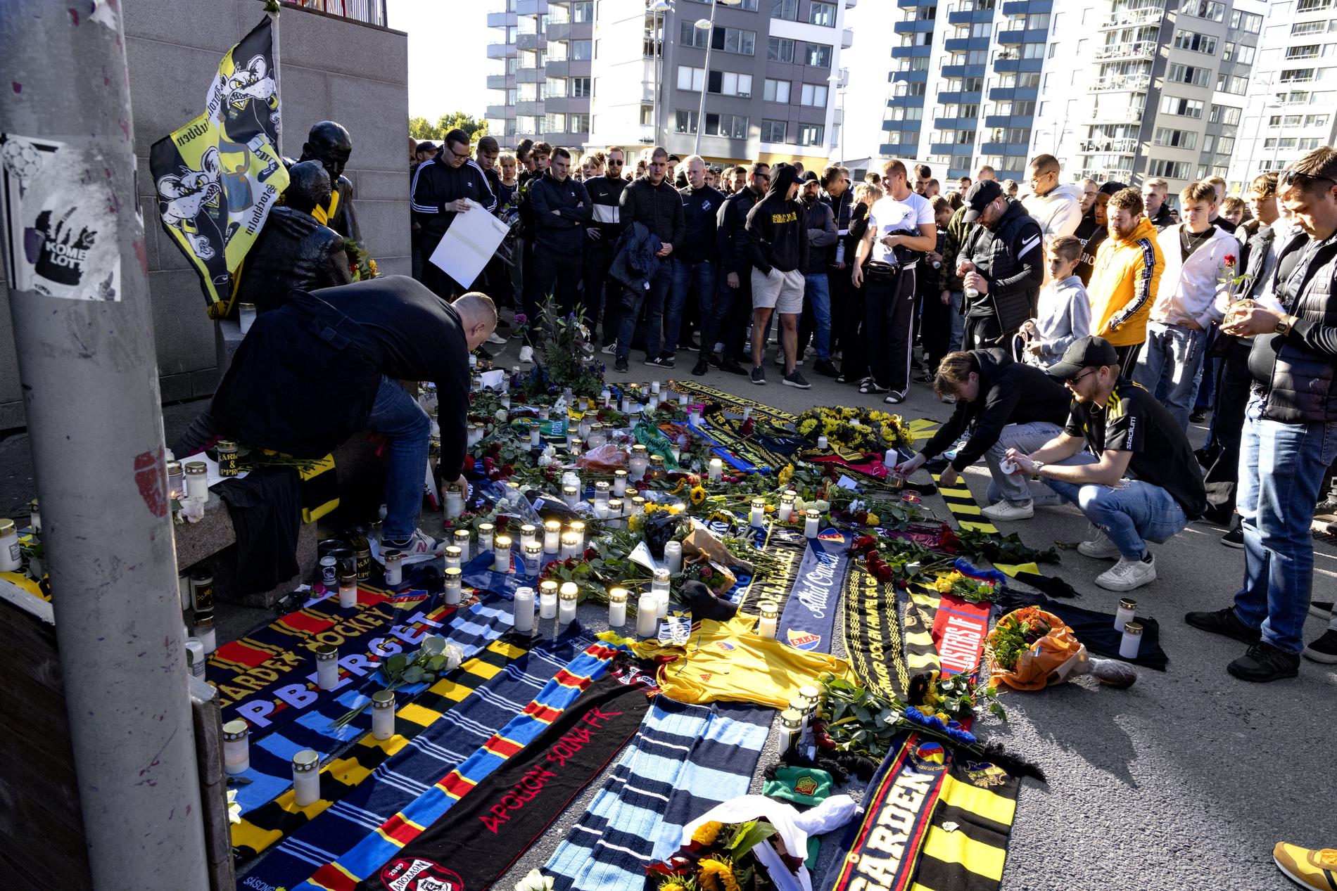 Tusentals AIK-supportrar hedrade de tre omkomna tonåringarna utanför Friends Arena efter olyckan.