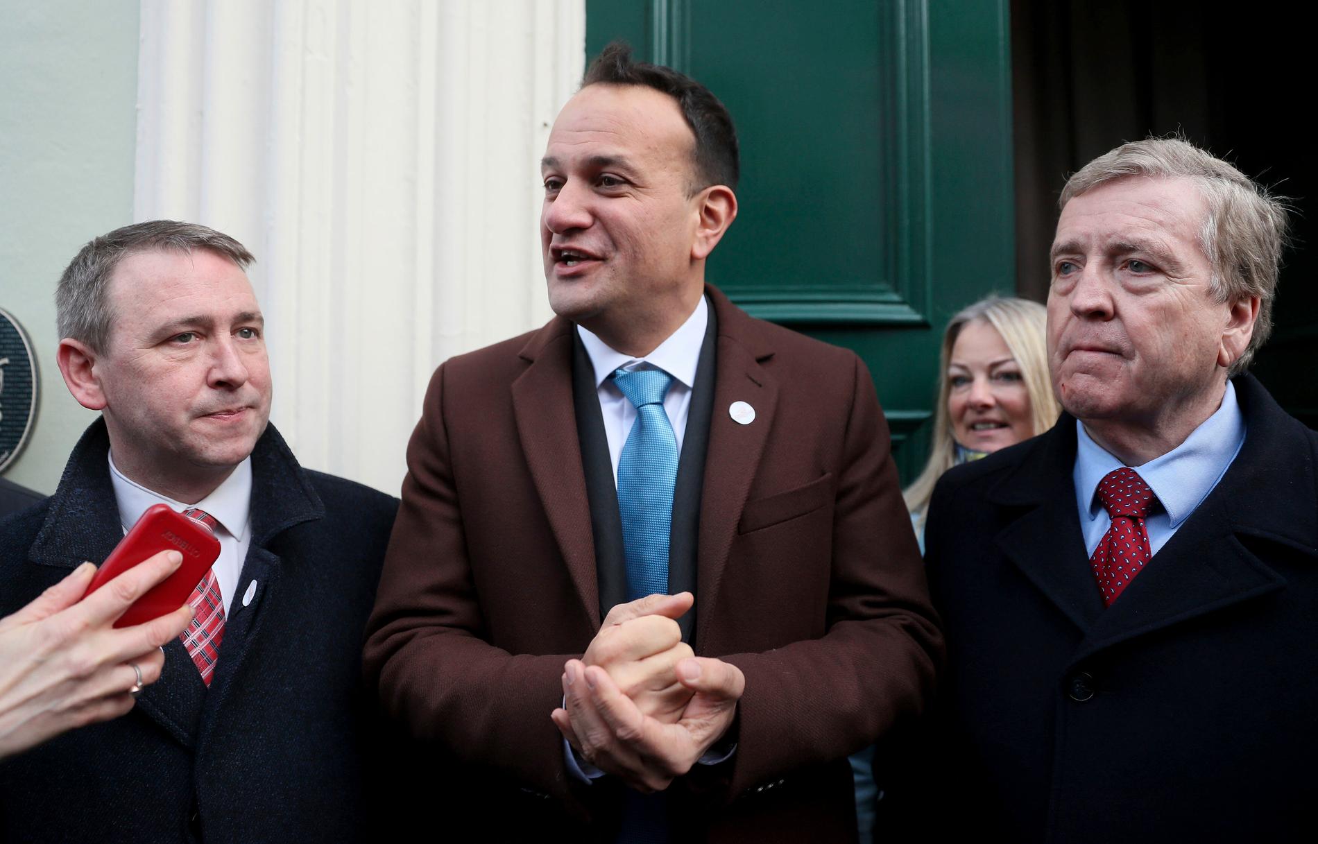Premiärminister Leo Varadkar, i mitten, med partikamrater från Fine Gael inför lördagens val.