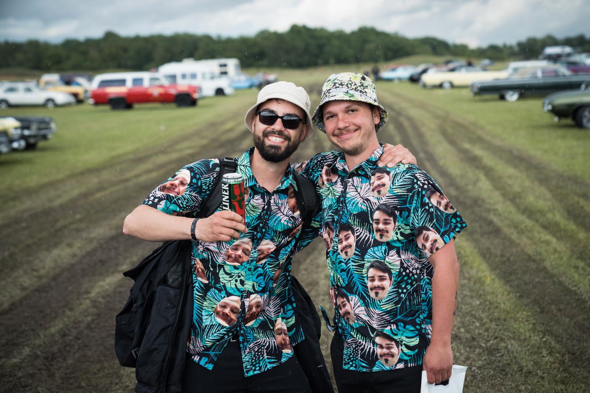 Jacob Uthemann, 28, och Lennart Erdmann, 28, från Tyskland. De har på sig skjortor med bilder på varandra, som de fått i present av Lennarts mamma.