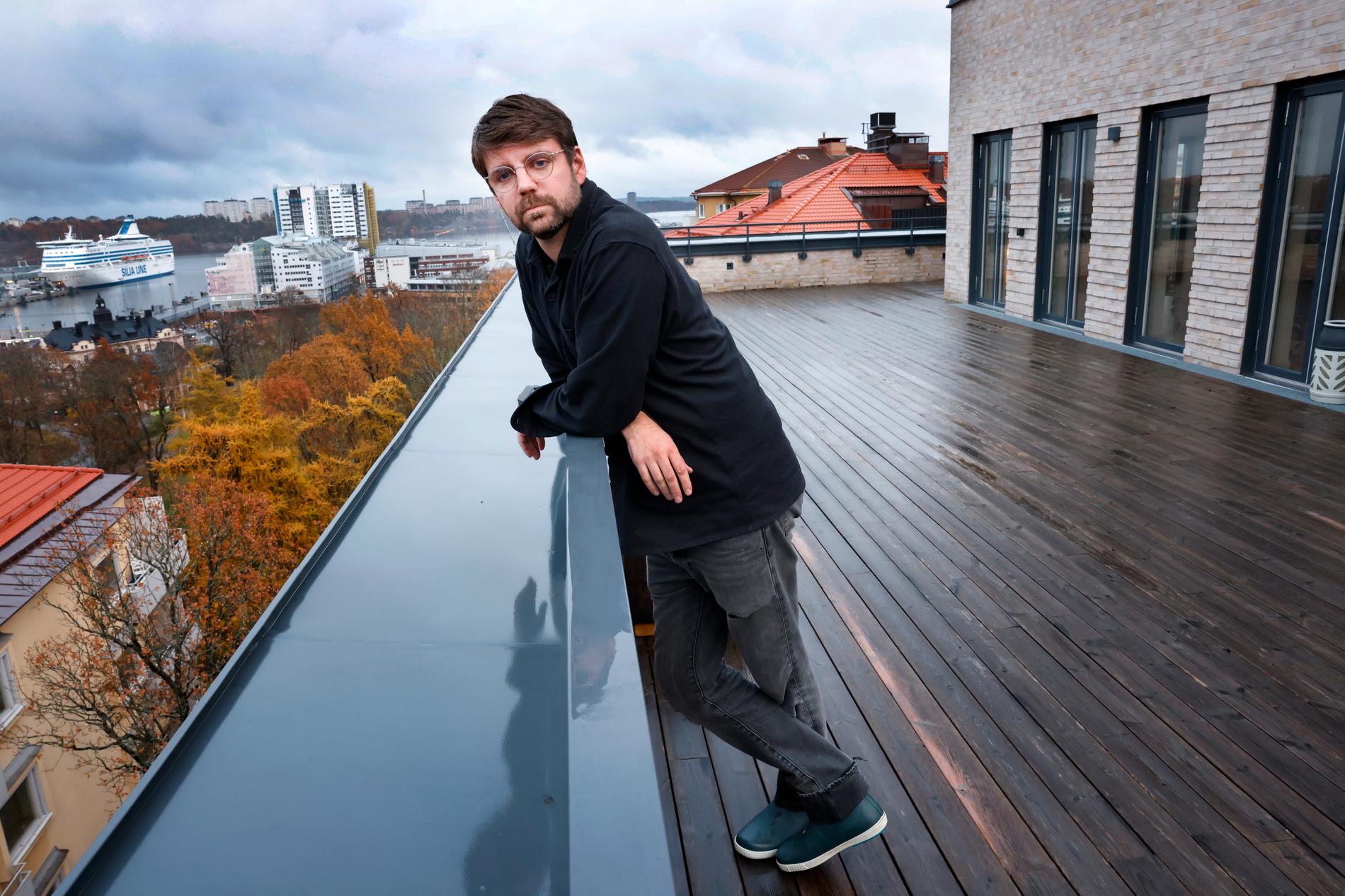Leo Giertz på terrassen som omger hela lägenheten. 