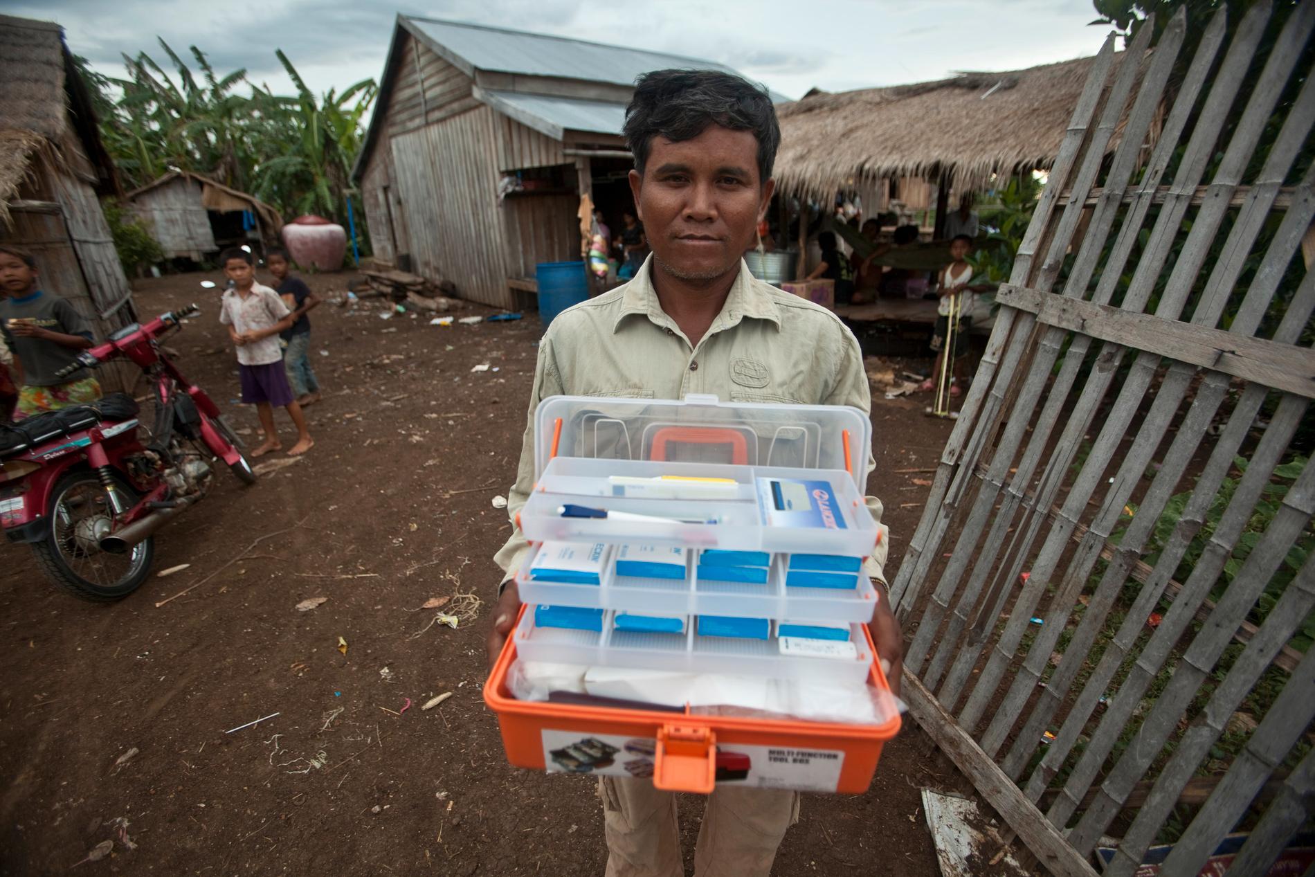En läkare i Kambodja visar upp sin medicinväska han använder för att bota malariasjuka i landet.
