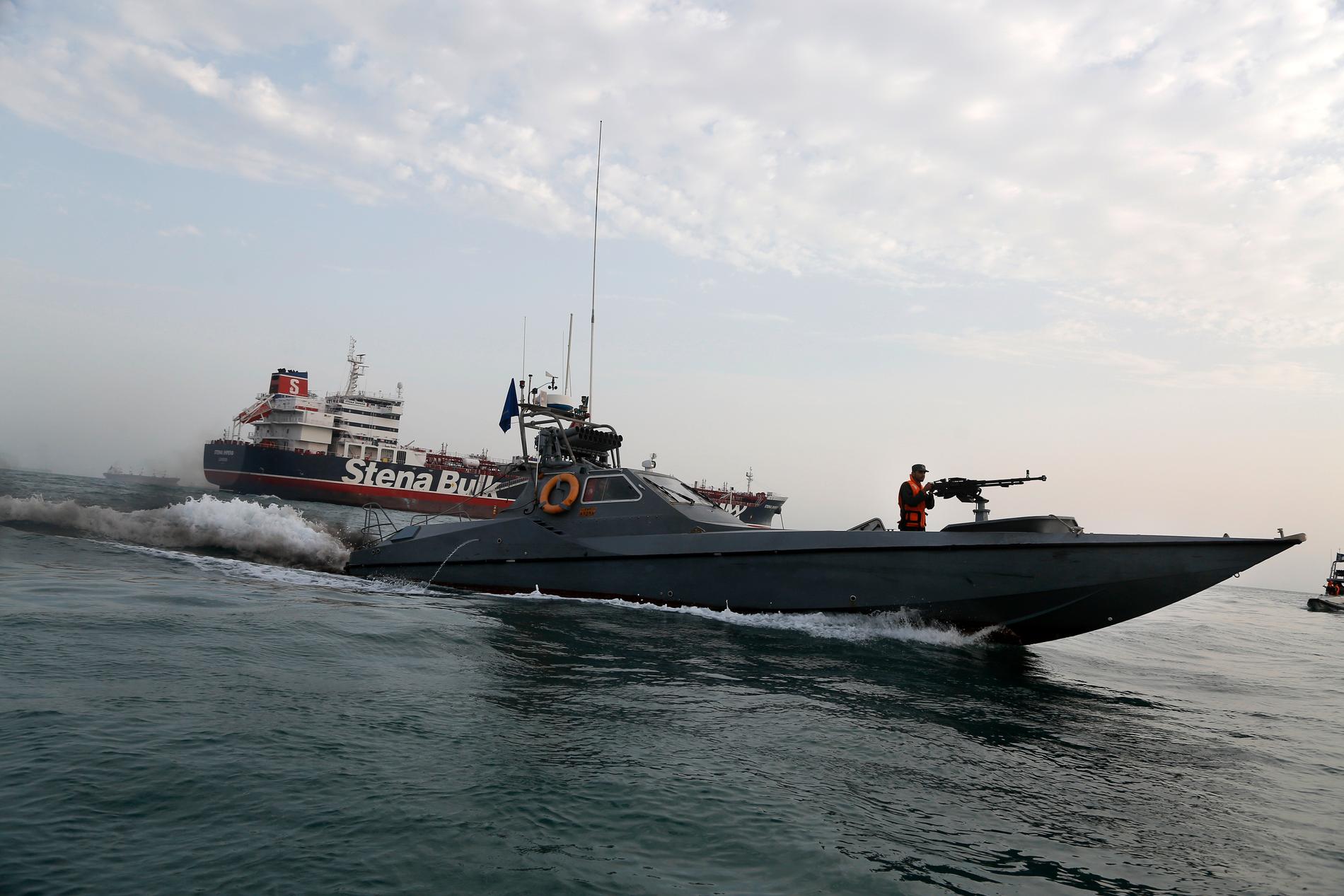 En motorbåt tillhörande Irans revolutionsgarde rör sig mot den brittiskflaggade oljetankern Stena Impero som ägs av svenska Stena Bulk. Stena Impero beslagtogs av Iran i juli.