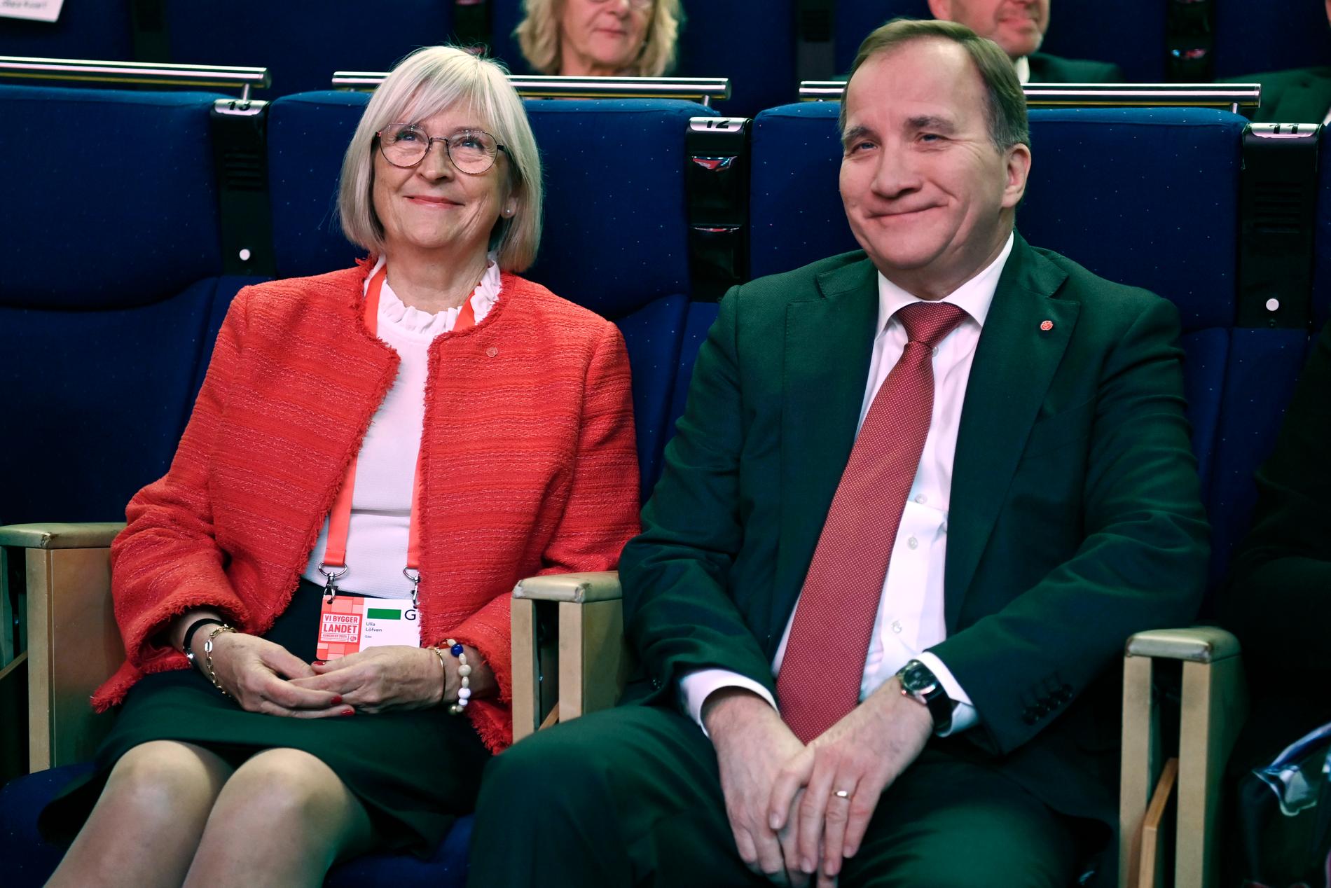 Ulla och Stefan Löfven under inledningsmusiken. 