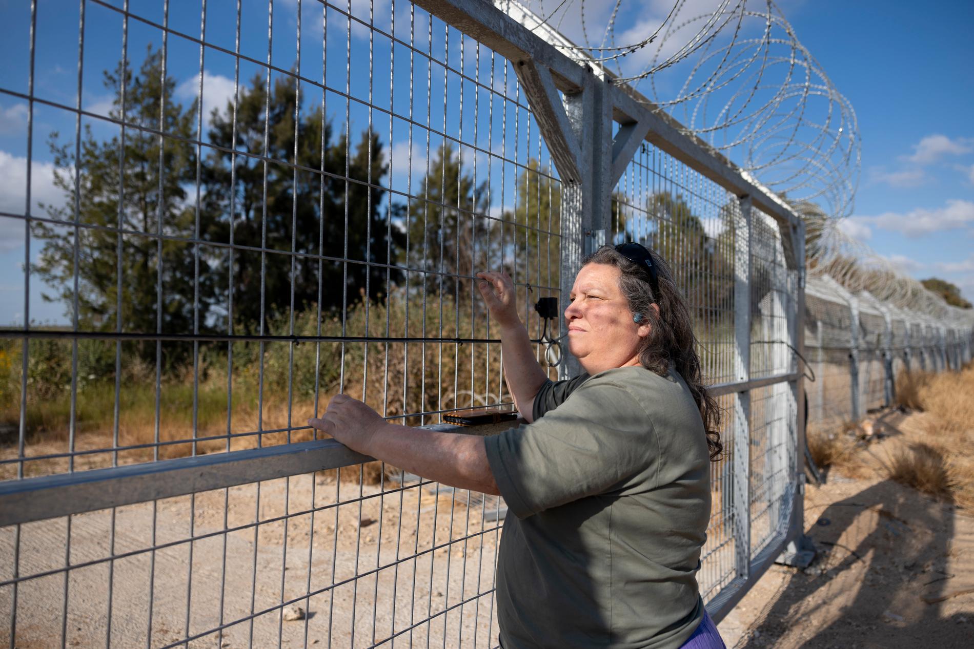 Aylet Cohen, 56, vid staketet som ska skydda kibbutzen mot Hamas.