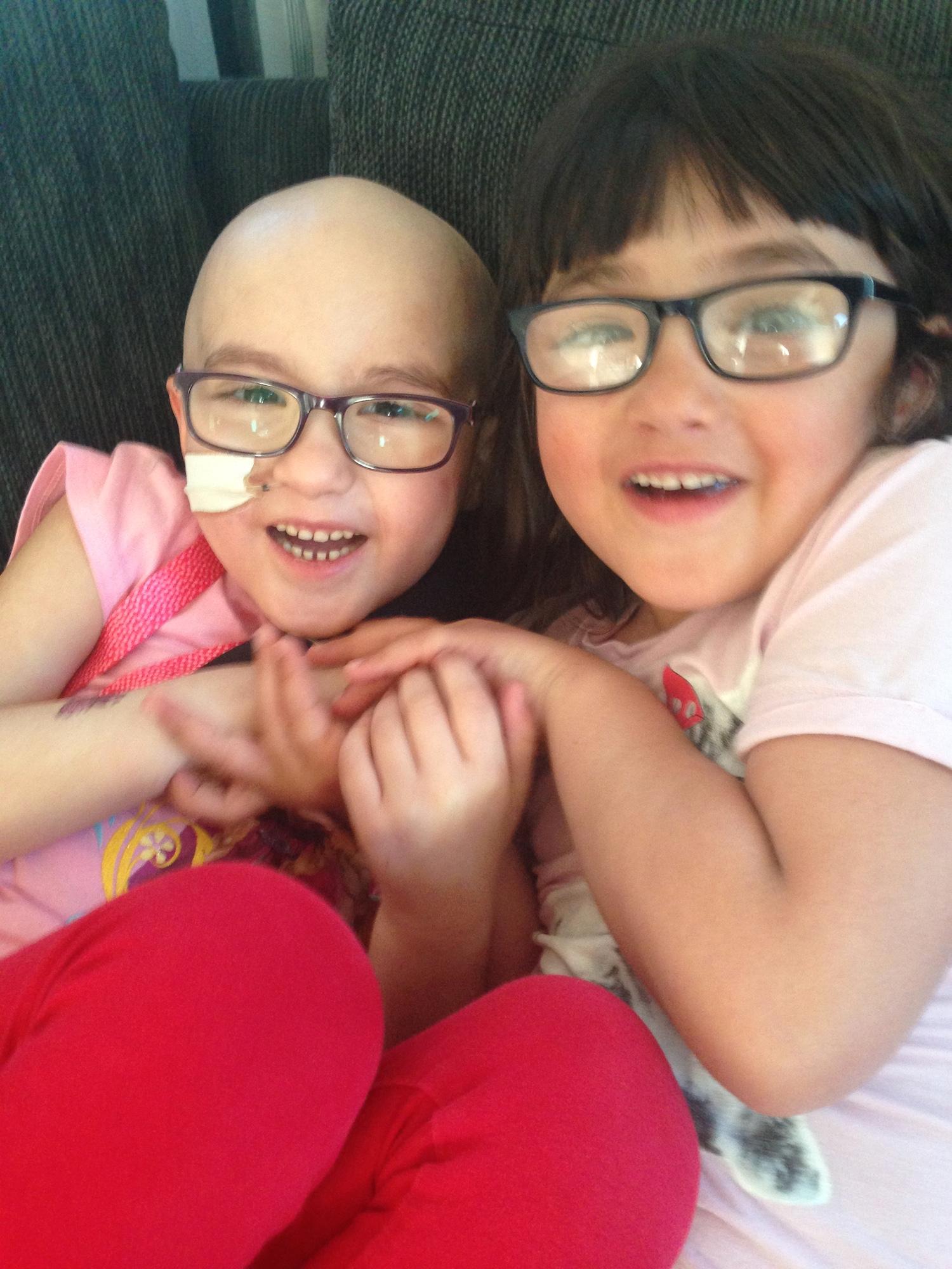 Juli 2015.  Tre månader har gått sedan Mary, 5, fick sin  cancerdiagnos. Nu är det Marlenes tur att stötta sin sjuka tvillingsyster.