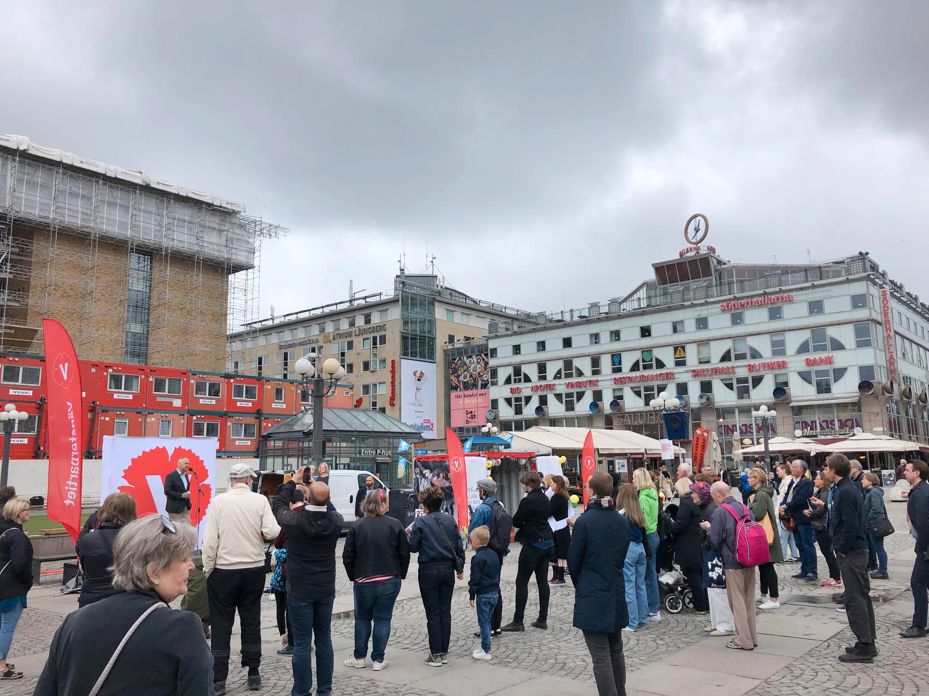 Väljare som slutit upp på Vänsterpartiets valspurt inför EU-valet på Medborgarplatsen i Stockholm.