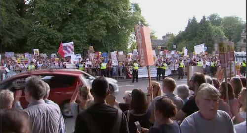 Stora demonstrationer i London vid besöket