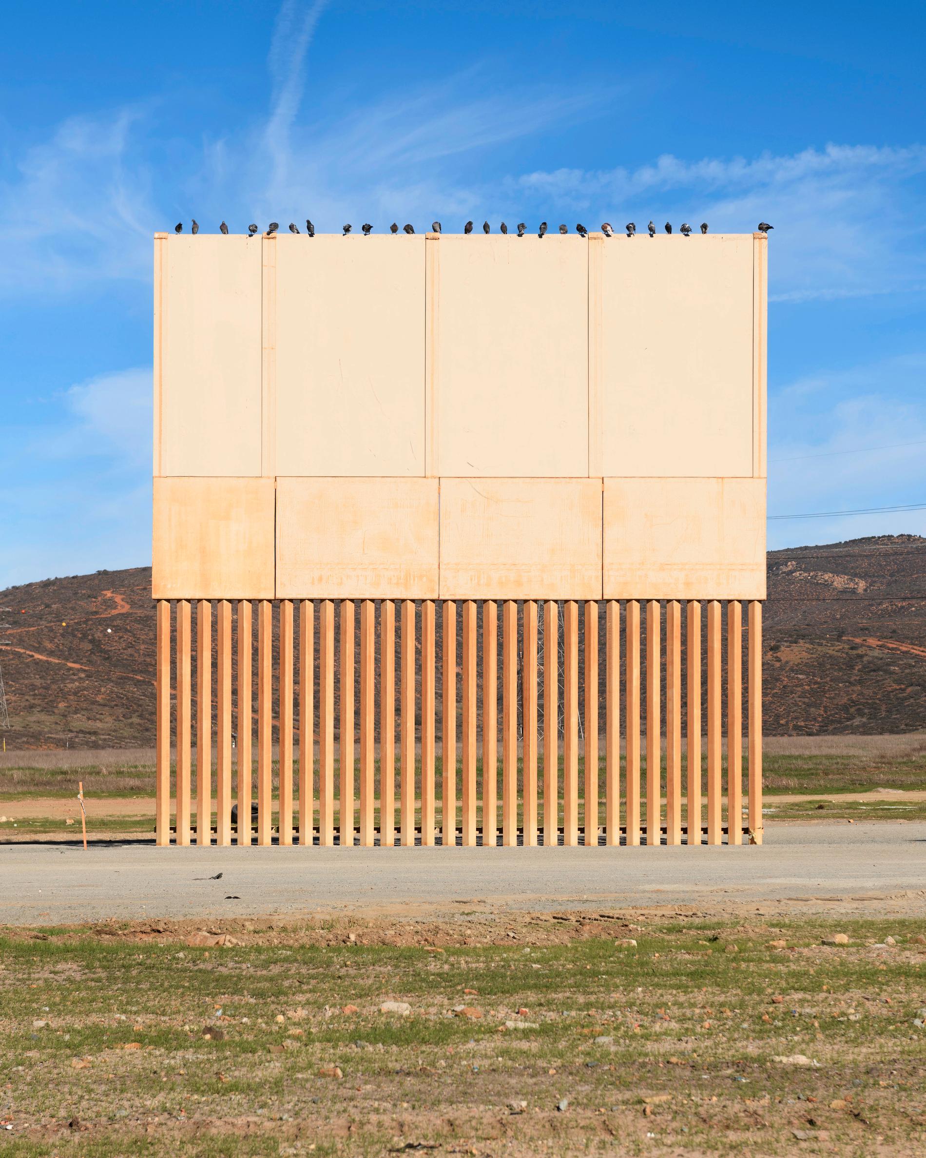 En prototyp av en gränsmur i San Diego nära den amerikanska och Mexikanska gränsen. Sett från Tijuana, Mexico 2018.