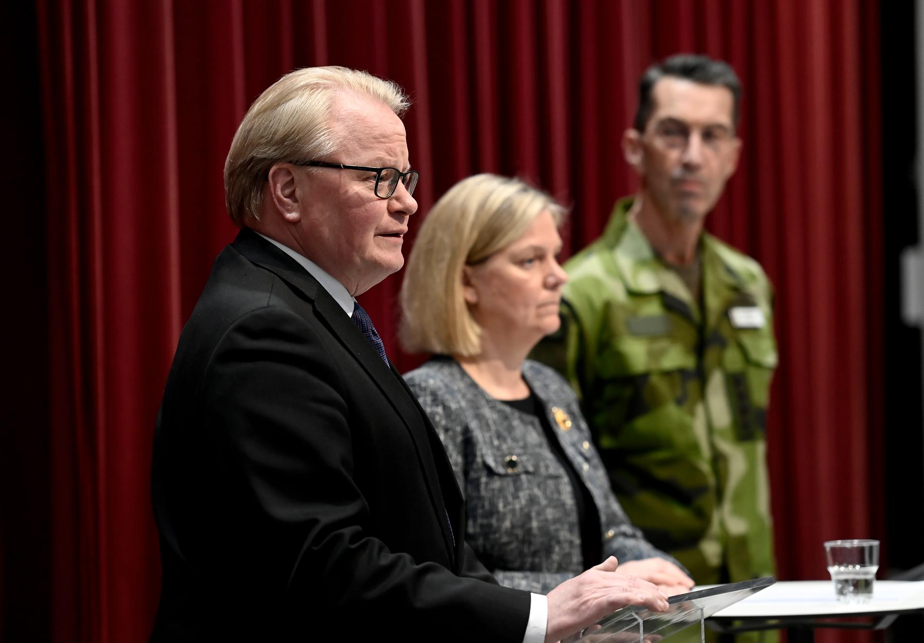 Försvarsminister Peter Hultqvist, statsminister Magdalena Andersson och överbefälhavare Michael Bydén på en pressträff i fredags.