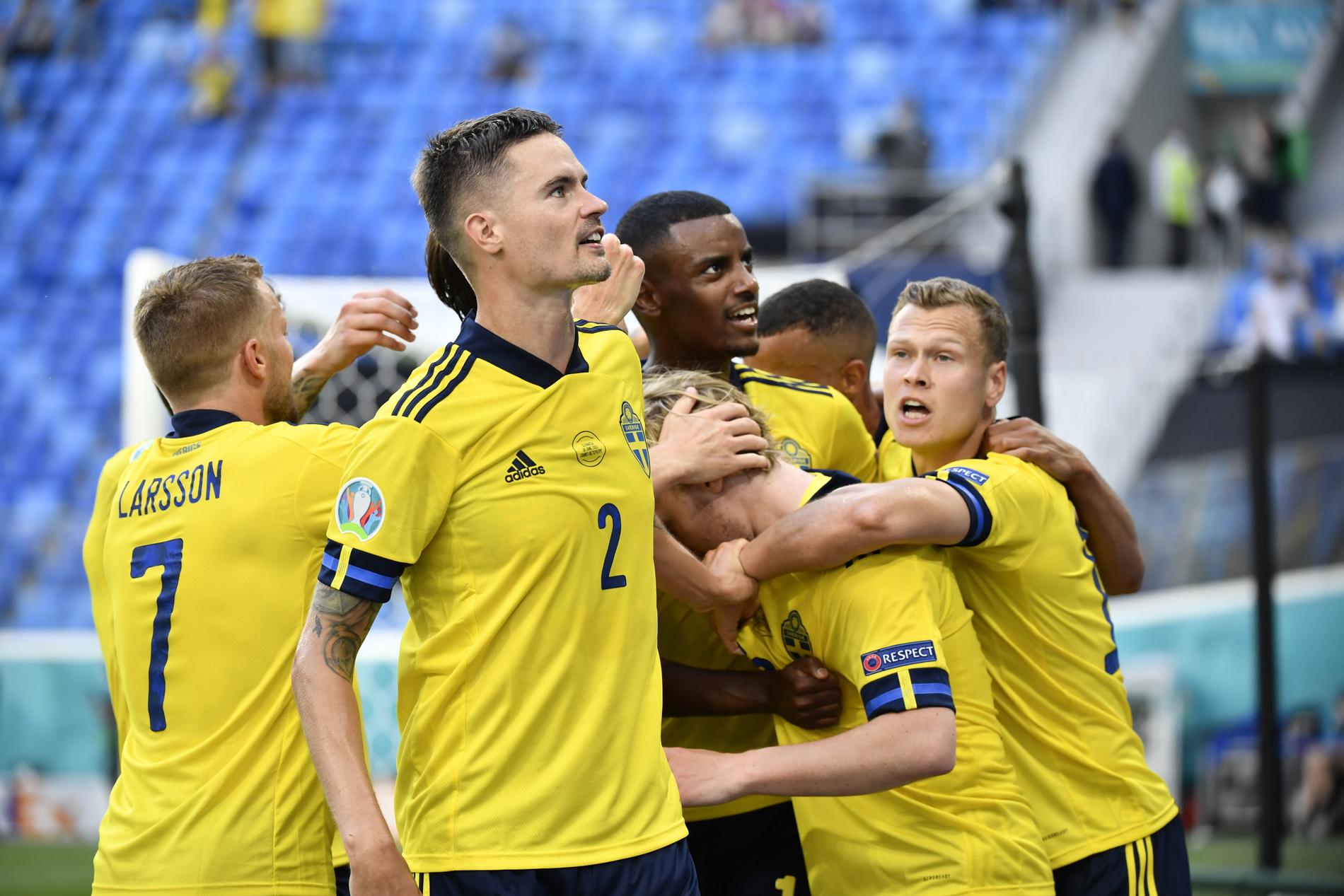 Mikael Lustig och Sverige säkrar gruppsegern vid tre poäng mot Polen.