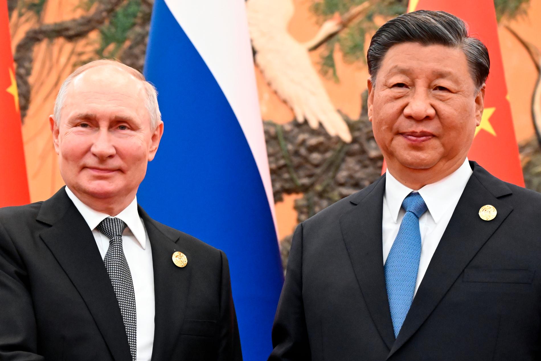 Rysslands president Vladimir Putin och Kinas Xi Jinping i ett möte i Peking i höstas. Arkivfoto.