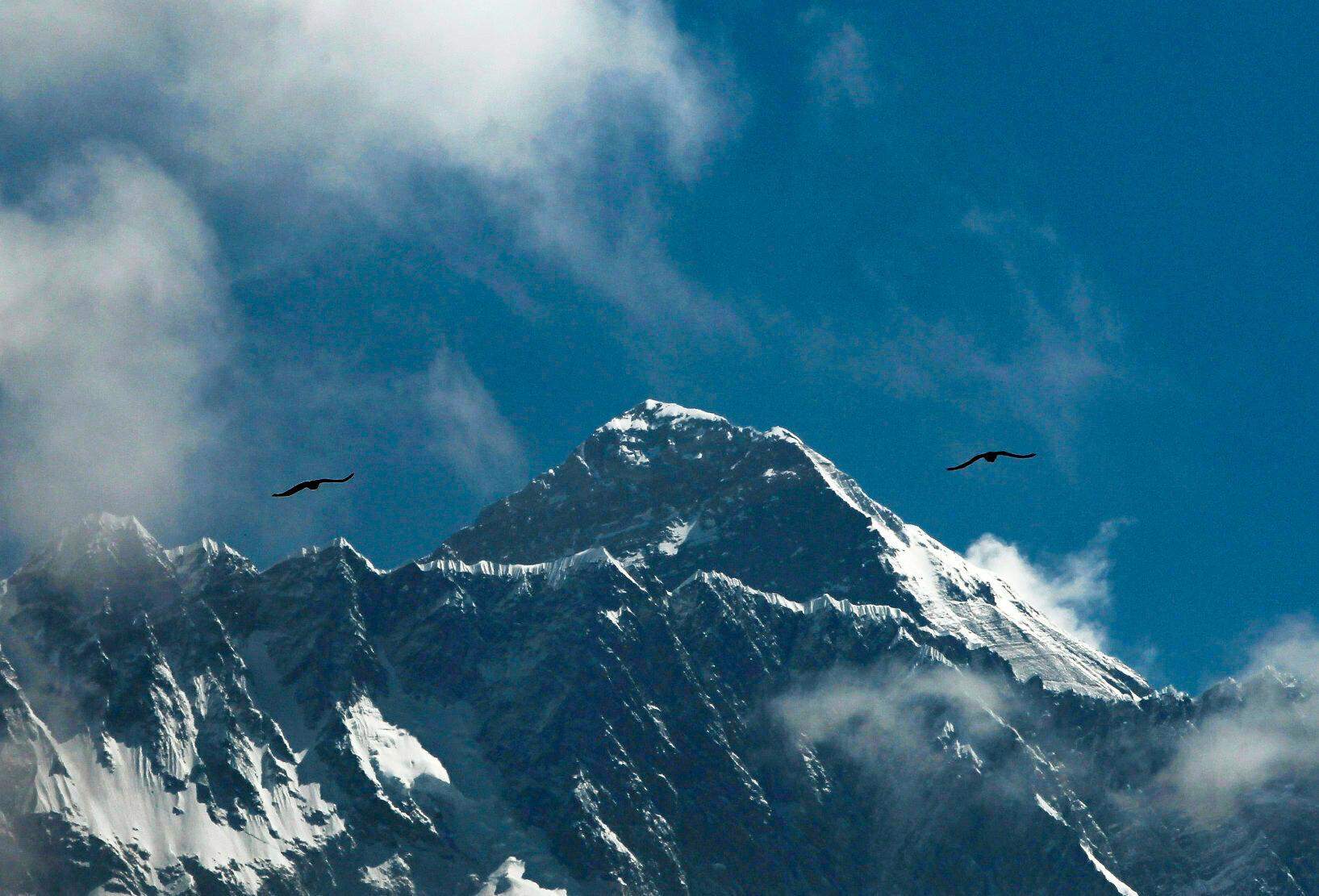 Bergsklättrarturismen har fått stor uppmärksamhet under den senaste tiden. På bilden syns Mount Everest, ett bergsmassiv på gränsen mellan Nepal och Kina. Arkivbild.
