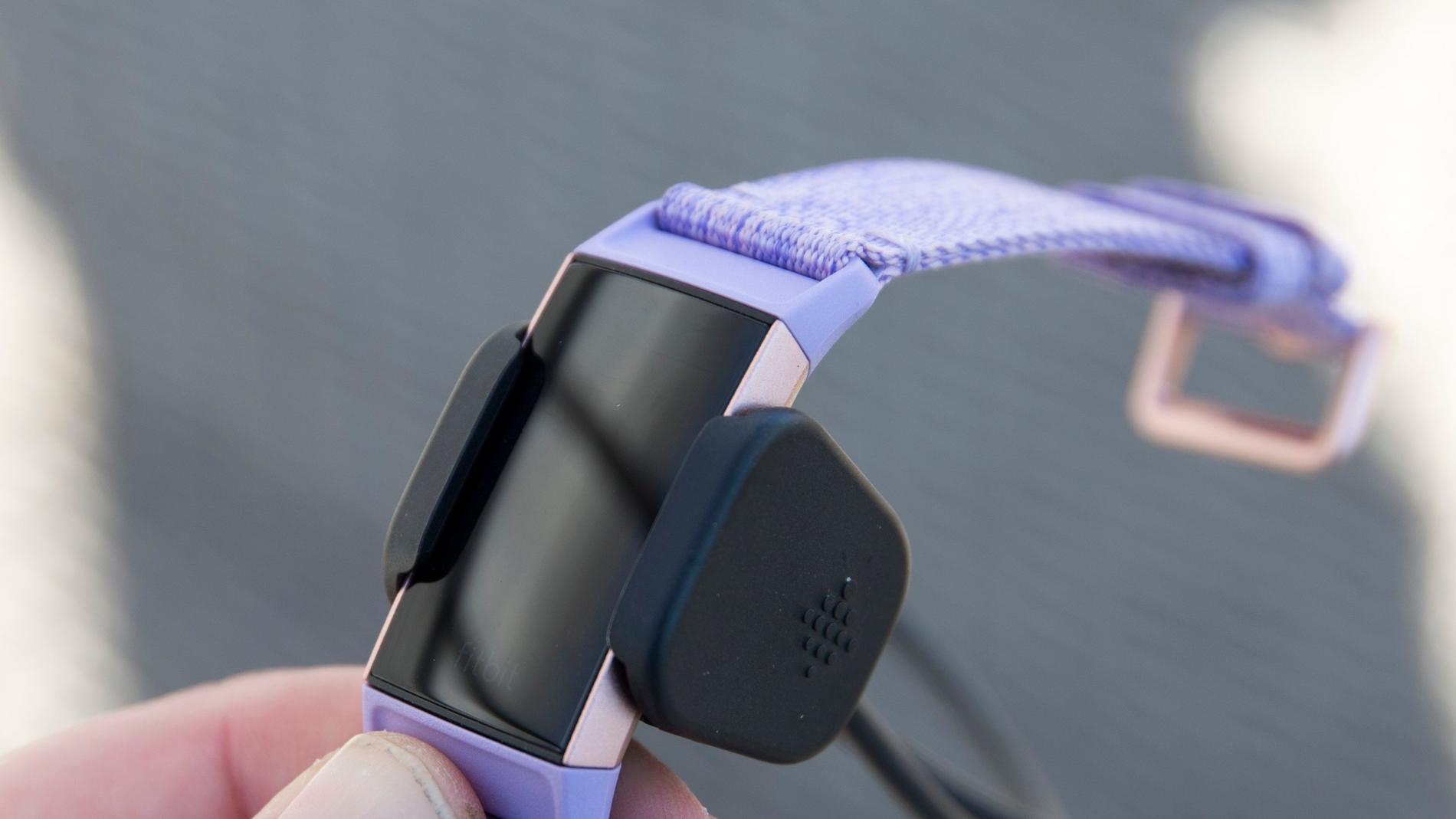 Laddklämman sitter bra på Fitbit Charge 3, som dessutom håller länge mellan laddningarna.