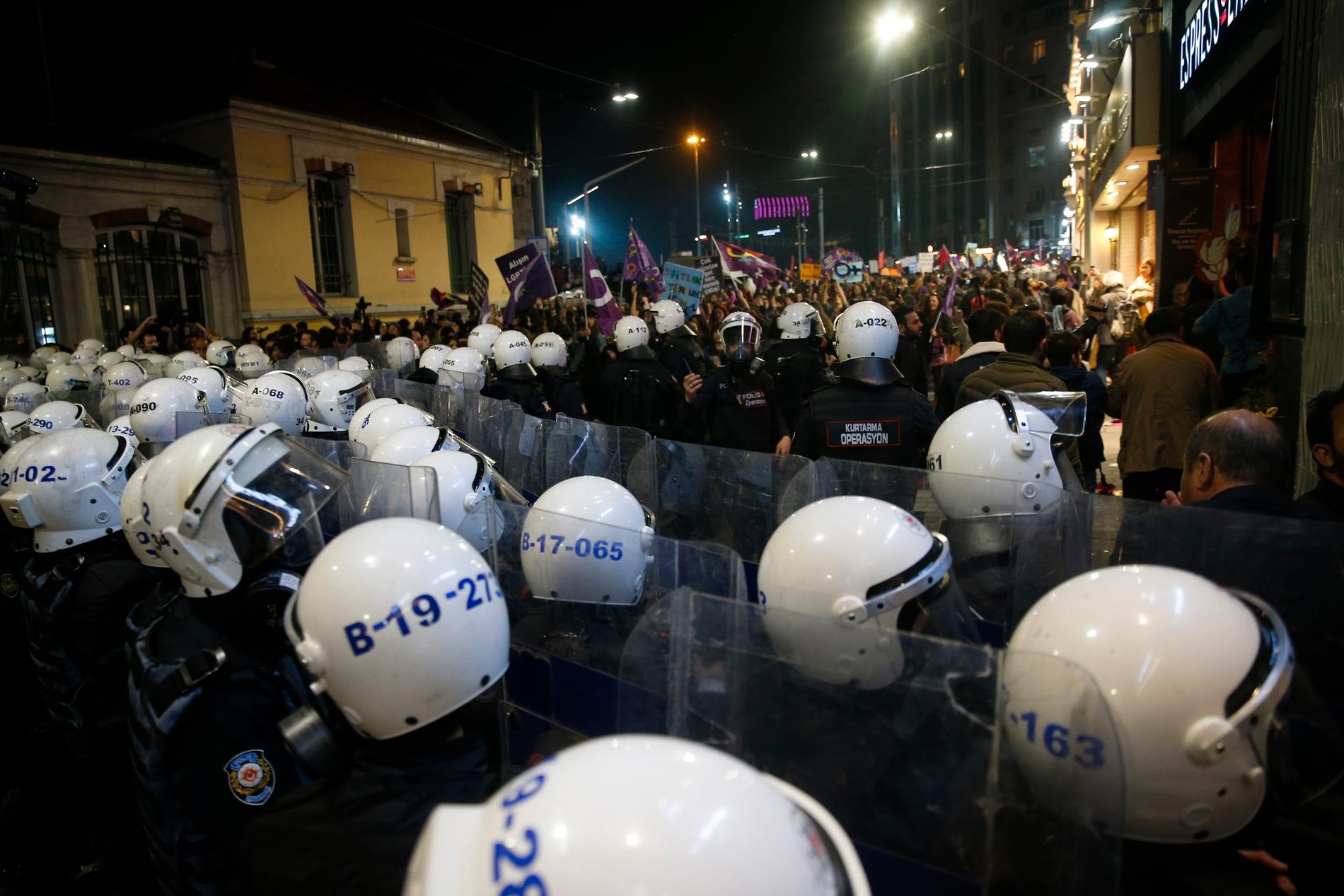 Polisen i Turkiet stoppar protestanter som vill marschera på Internationella kvinnodagen.  