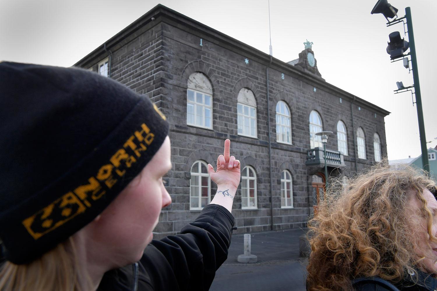 Vrede på Austurvöllurtorget i Reykjavik vid det Isländska Parlamentet.