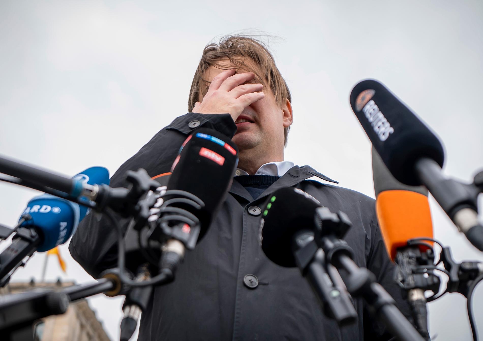 Tyske EU-parlamentsledamoten Maximilian Krah håller pressträff i Berlin på onsdagen sedan en av hans assistenter gripits som misstänkt spion.