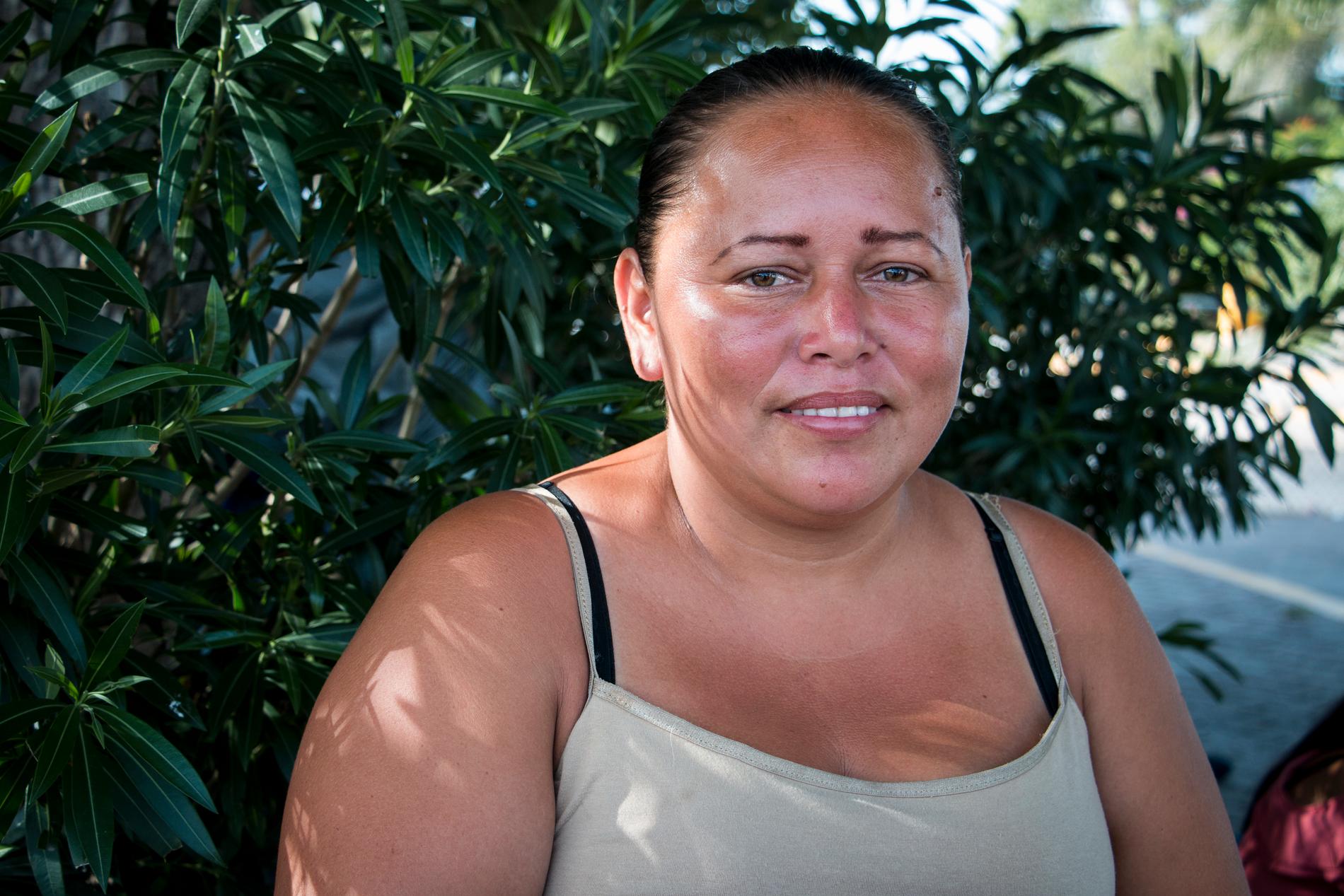 Xiomara Mejía Pineda är övertygad om att köerna är politiskt motiverade, vilket gör henne arg. 