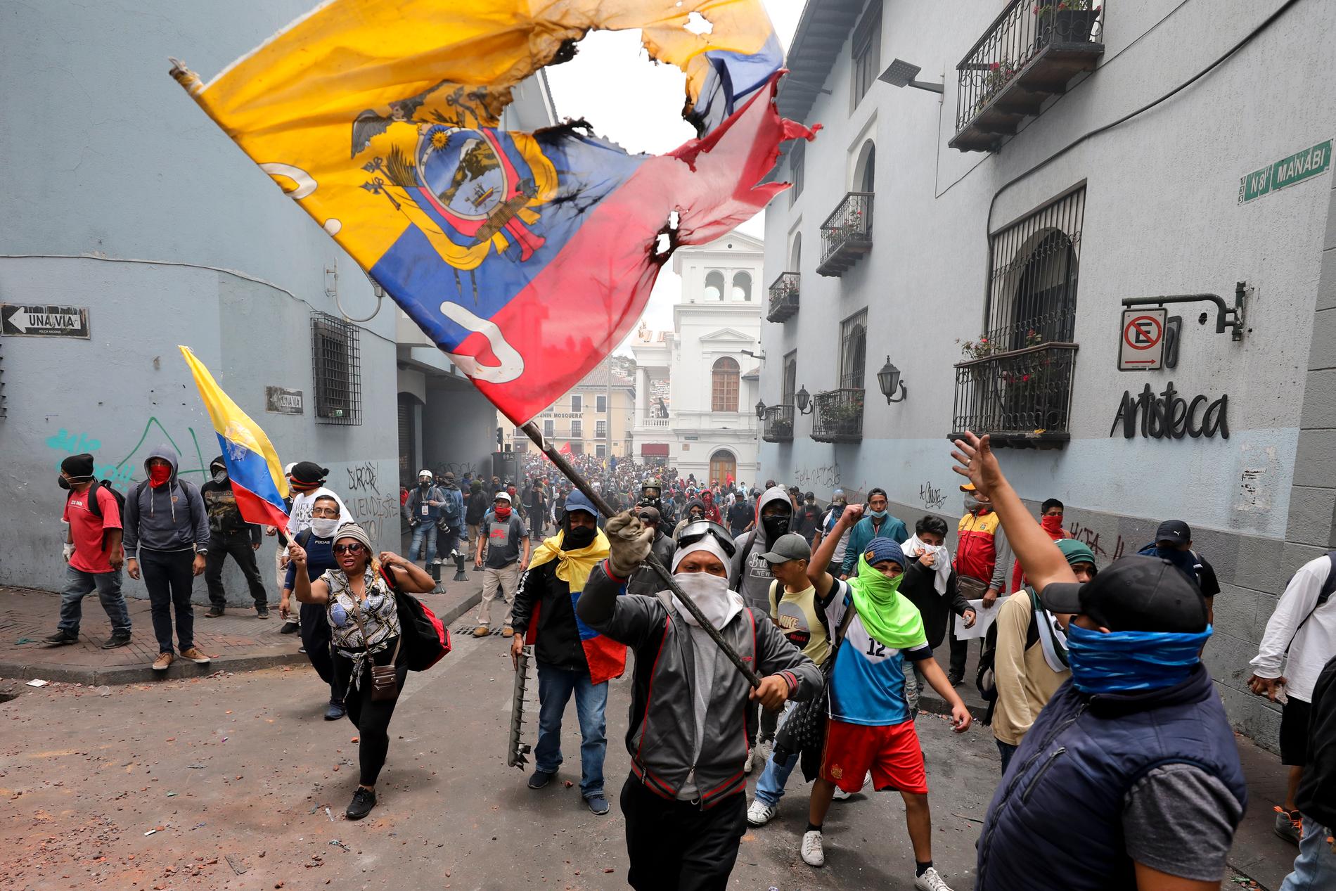 Demonstranter tågar i Quito.