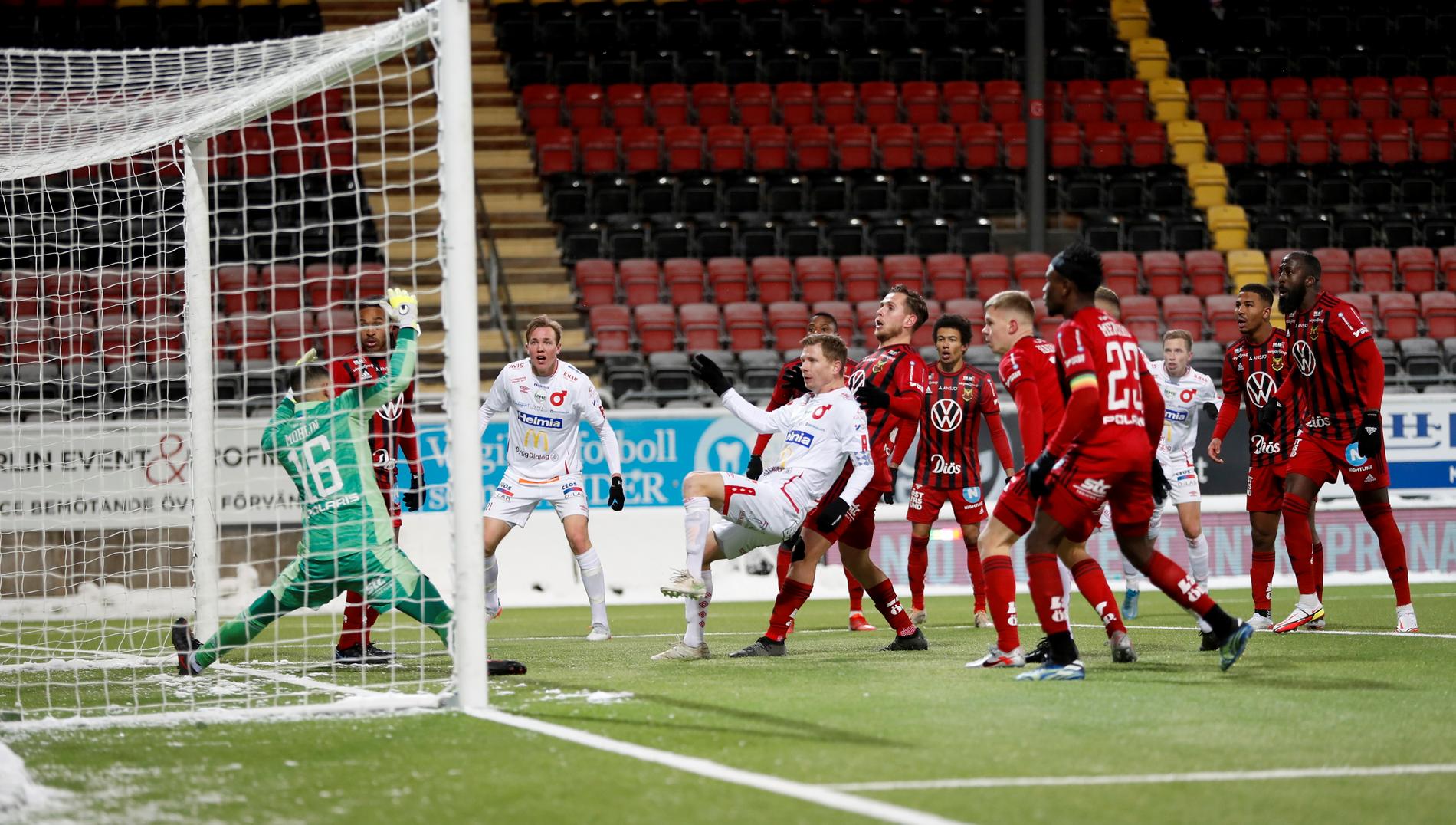 Johan Bertilsson sätter 1–0-målet som gör att Degerfors hänger kvar i allsvenskan.