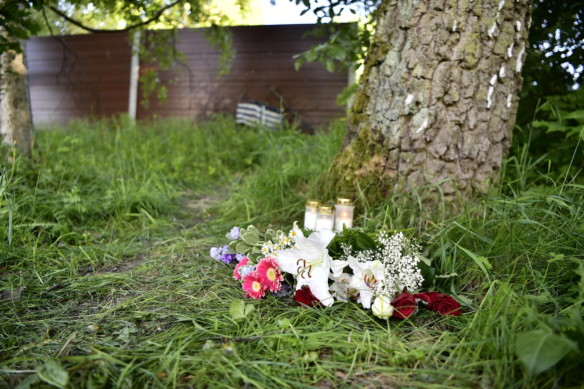 Blommor och ljus på platsen där kroppen hittades. 