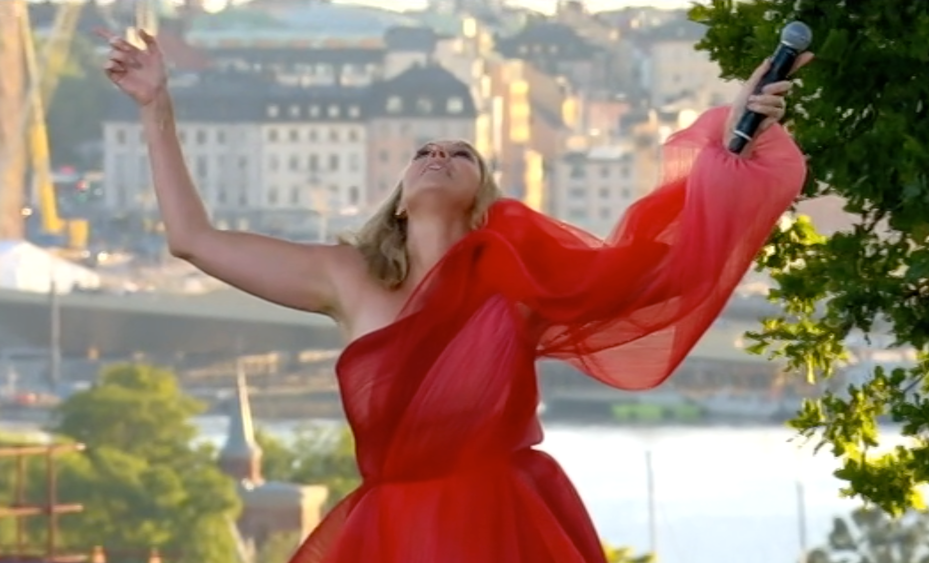 Sanna Nielsen rev av ett Lotta Engberg-medley under premiären av ”Allsång på Skansen”.