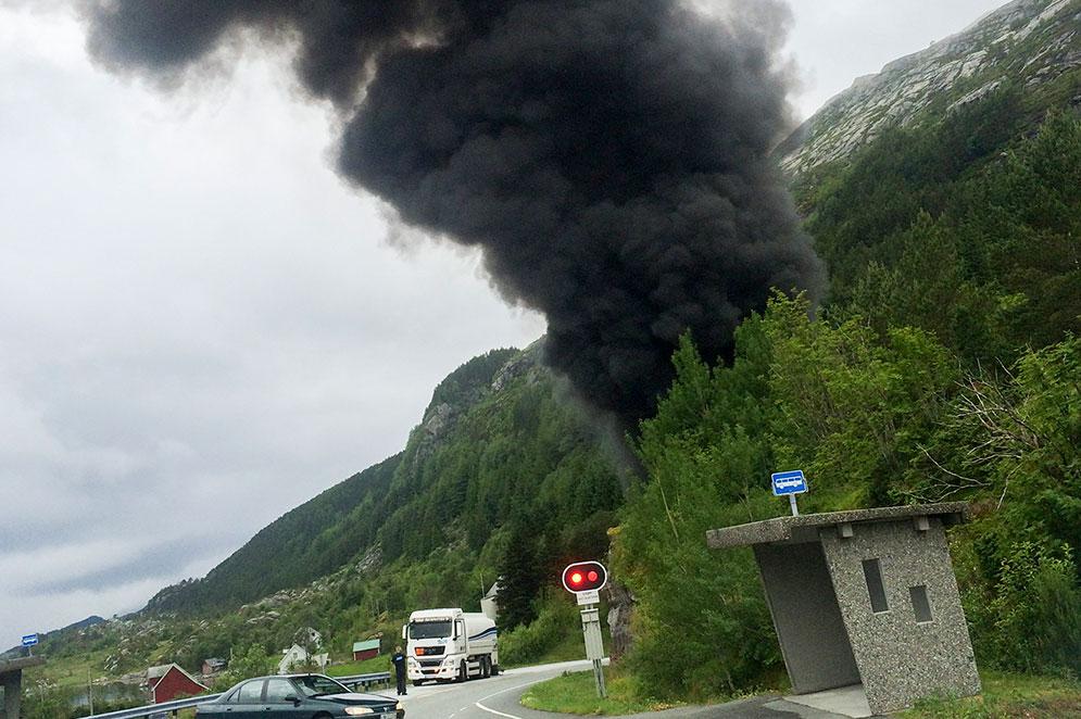 En tankbil lastad med 16 500 liter bensin har kört in i en bergvägg i en tunnel i norska Bremanger. Enligt räddningstjänsten har det varit en explosion i tunneln.